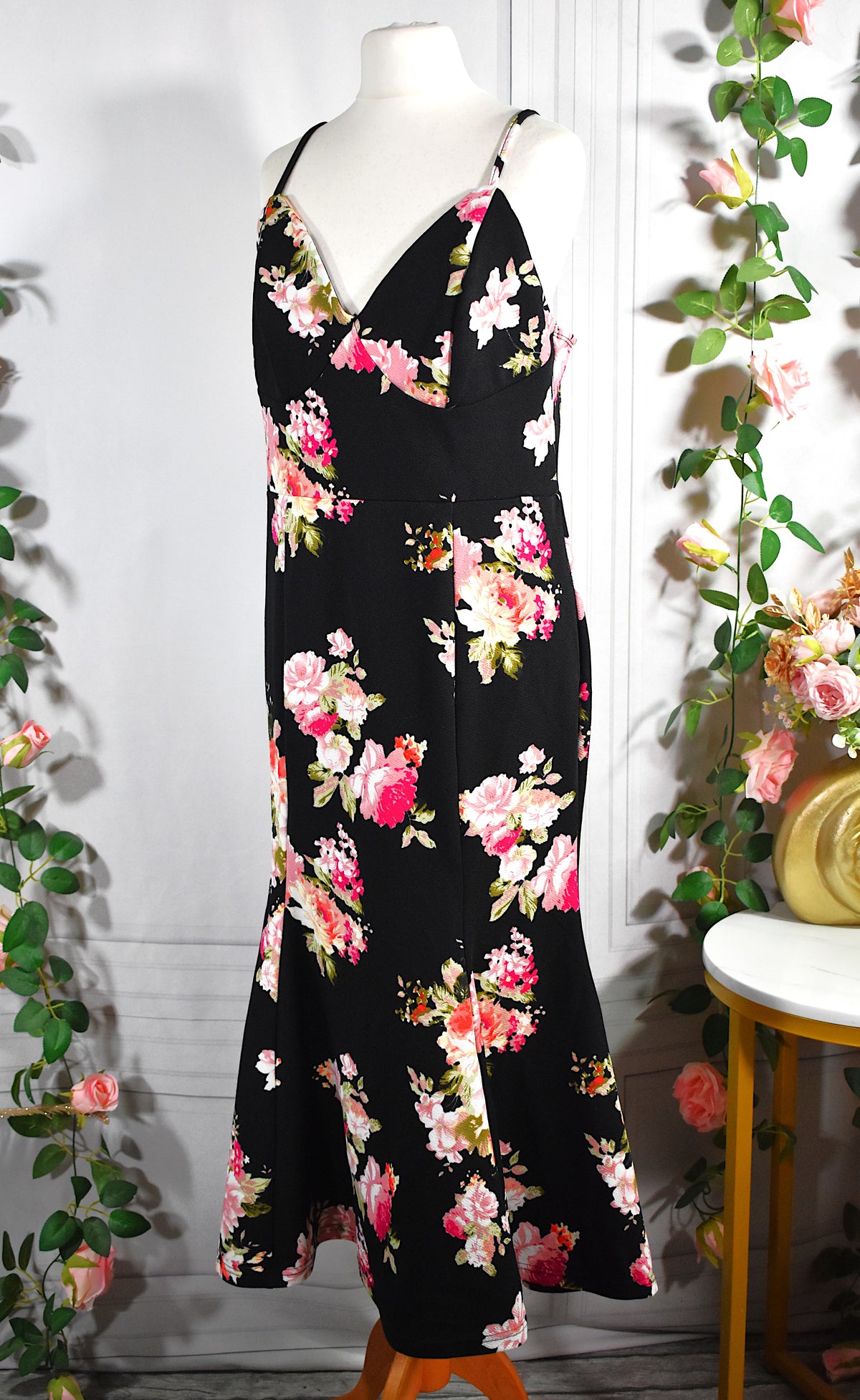 Robe mi-longue noire & fleurs roses