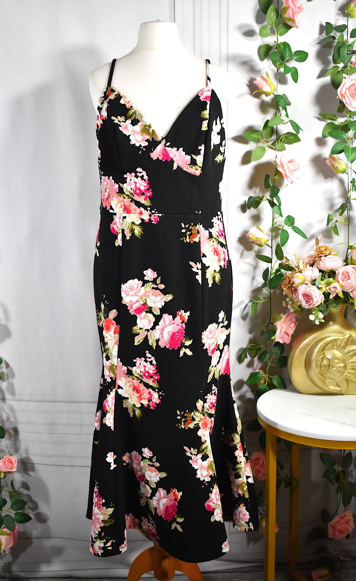 Robe mi-longue noire & fleurs roses