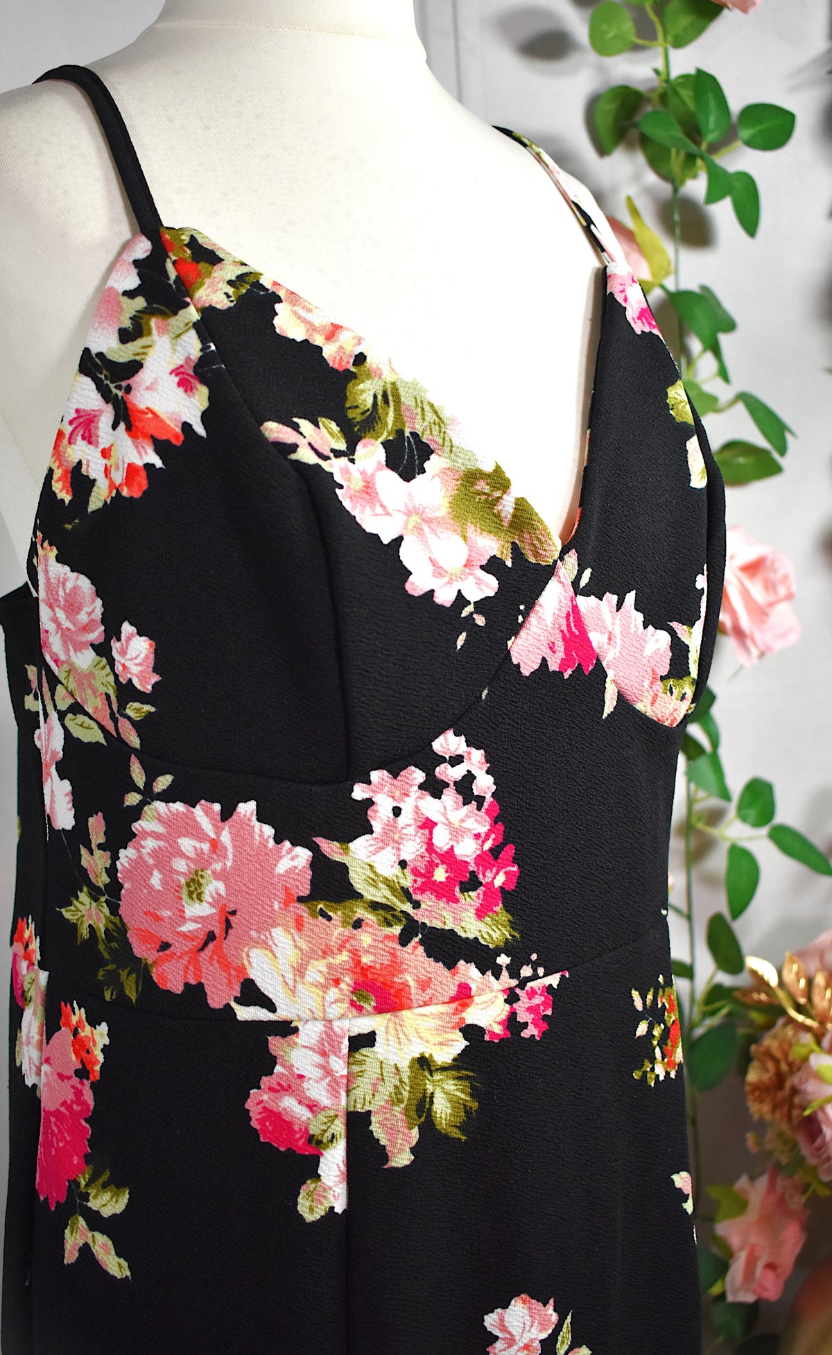 Robe mi-longue noire & fleurs roses