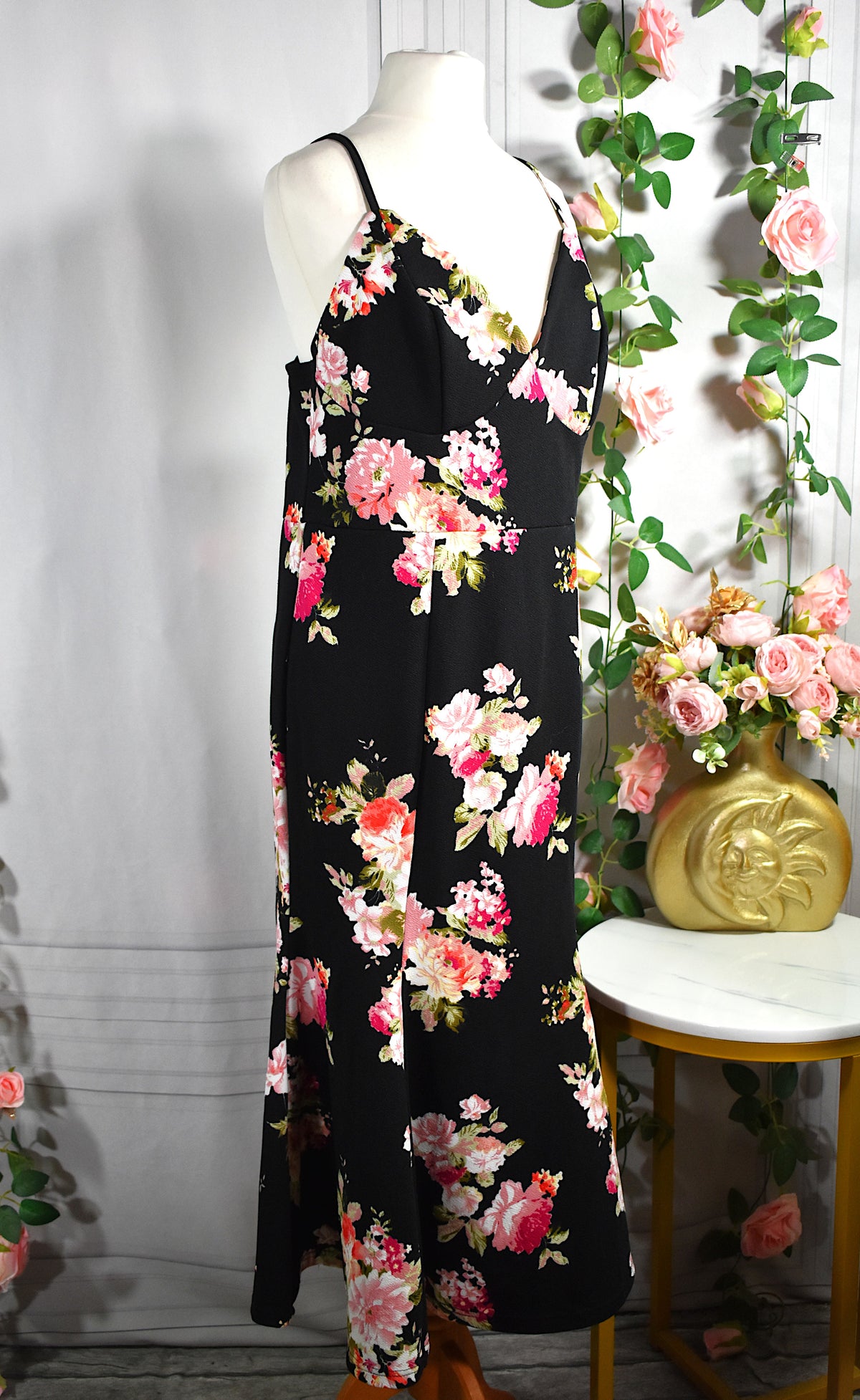 Robe mi-longue noire & fleurs roses