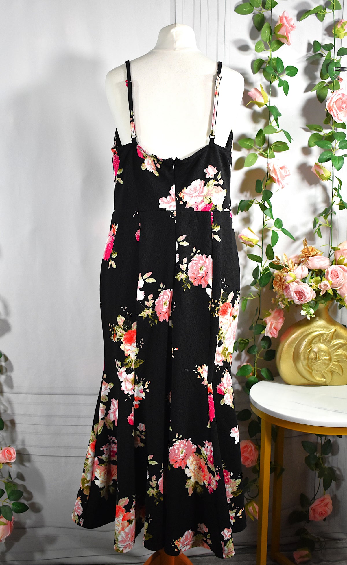 Robe mi-longue noire & fleurs roses