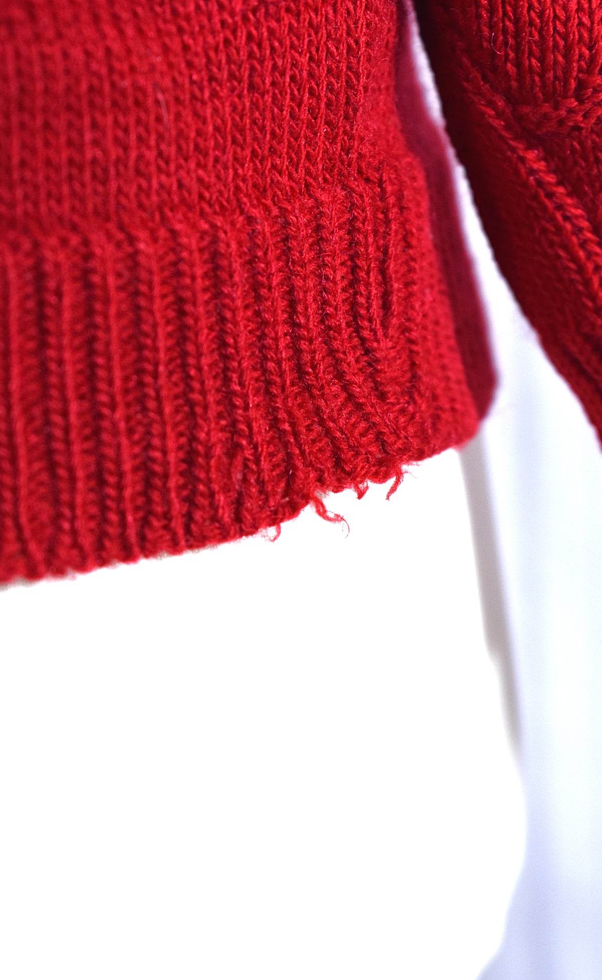 Pull rouge brodé