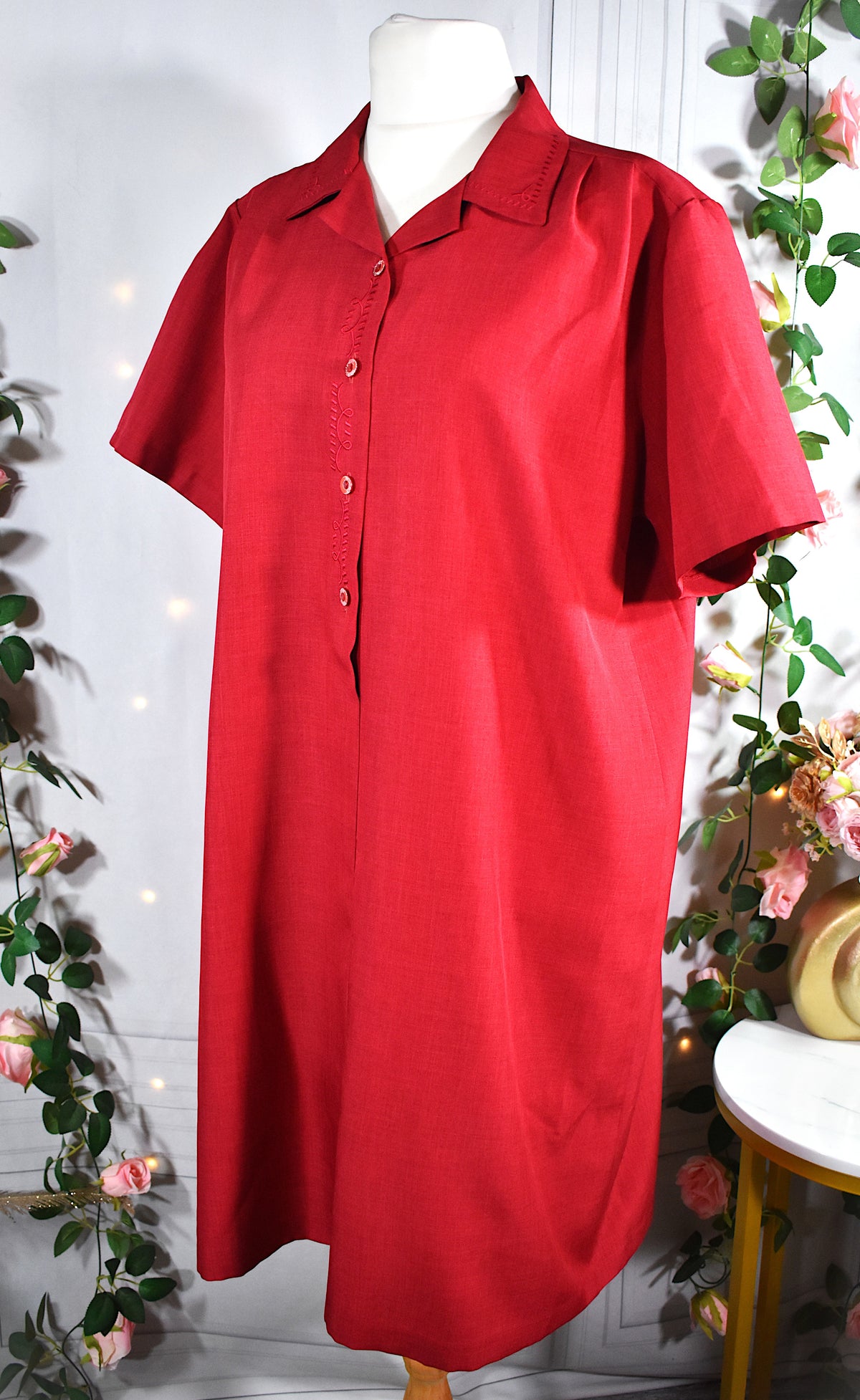 Robe rouge avec broderies