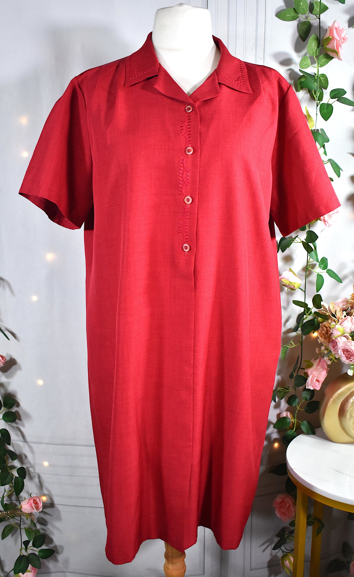 Robe rouge avec broderies