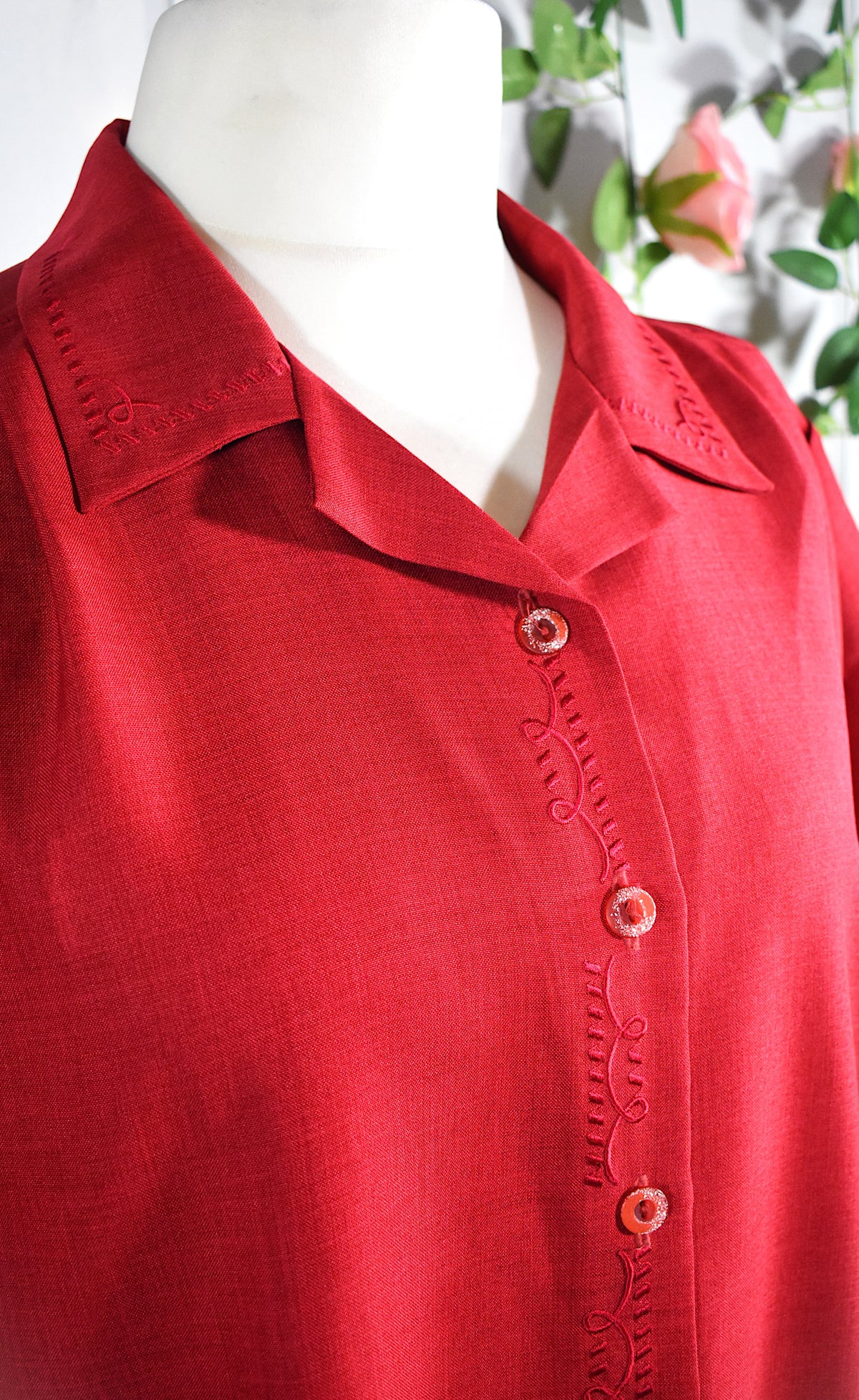 Robe rouge avec broderies