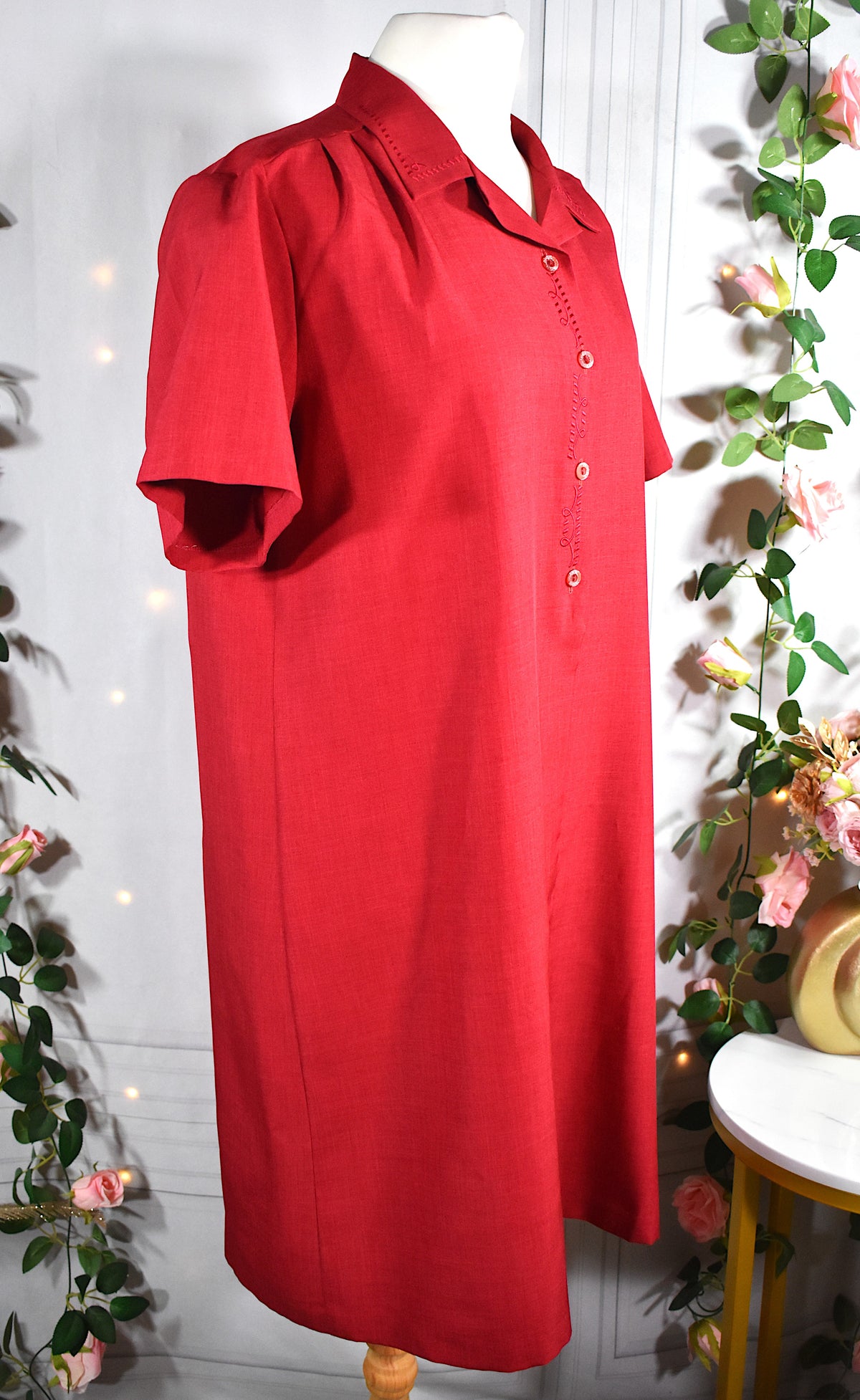 Robe rouge avec broderies