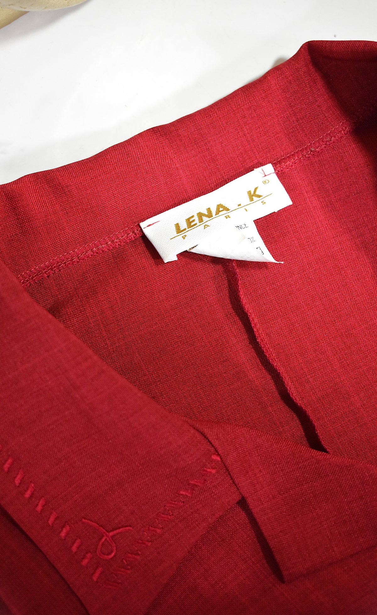 Robe rouge avec broderies