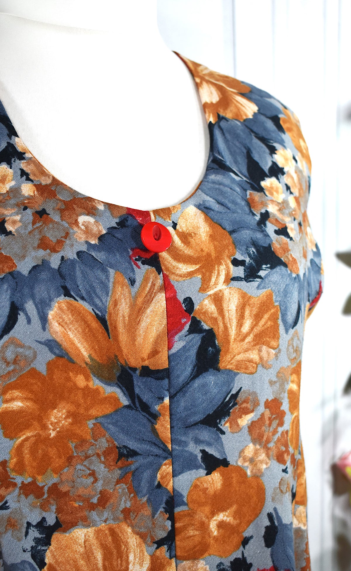 Robe chasuble fleurie bleue, rouge & ocre