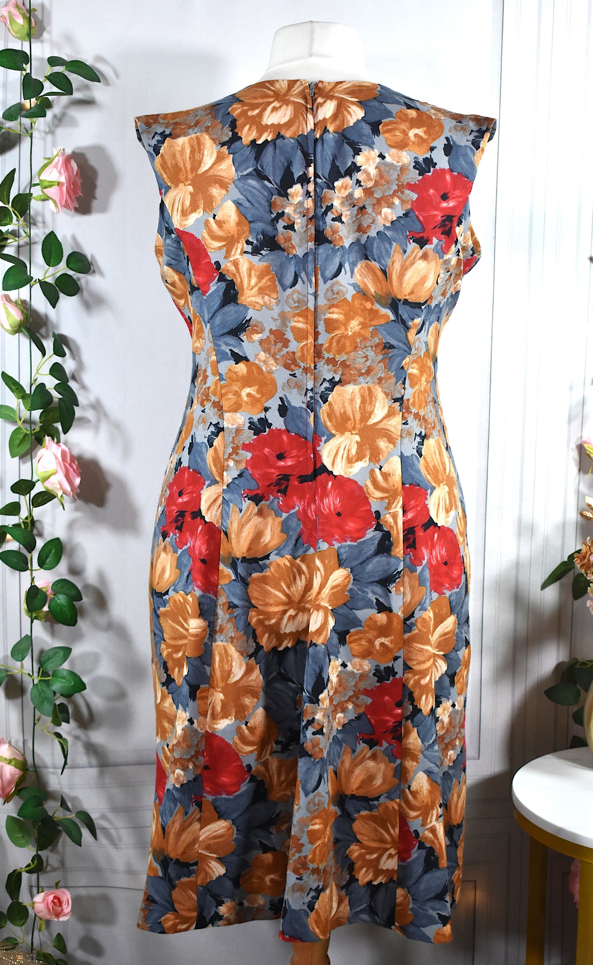 Robe chasuble fleurie bleue, rouge & ocre
