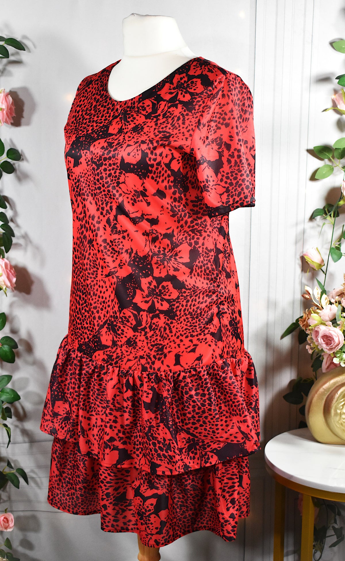 Robe rouge aux motifs floraux noirs