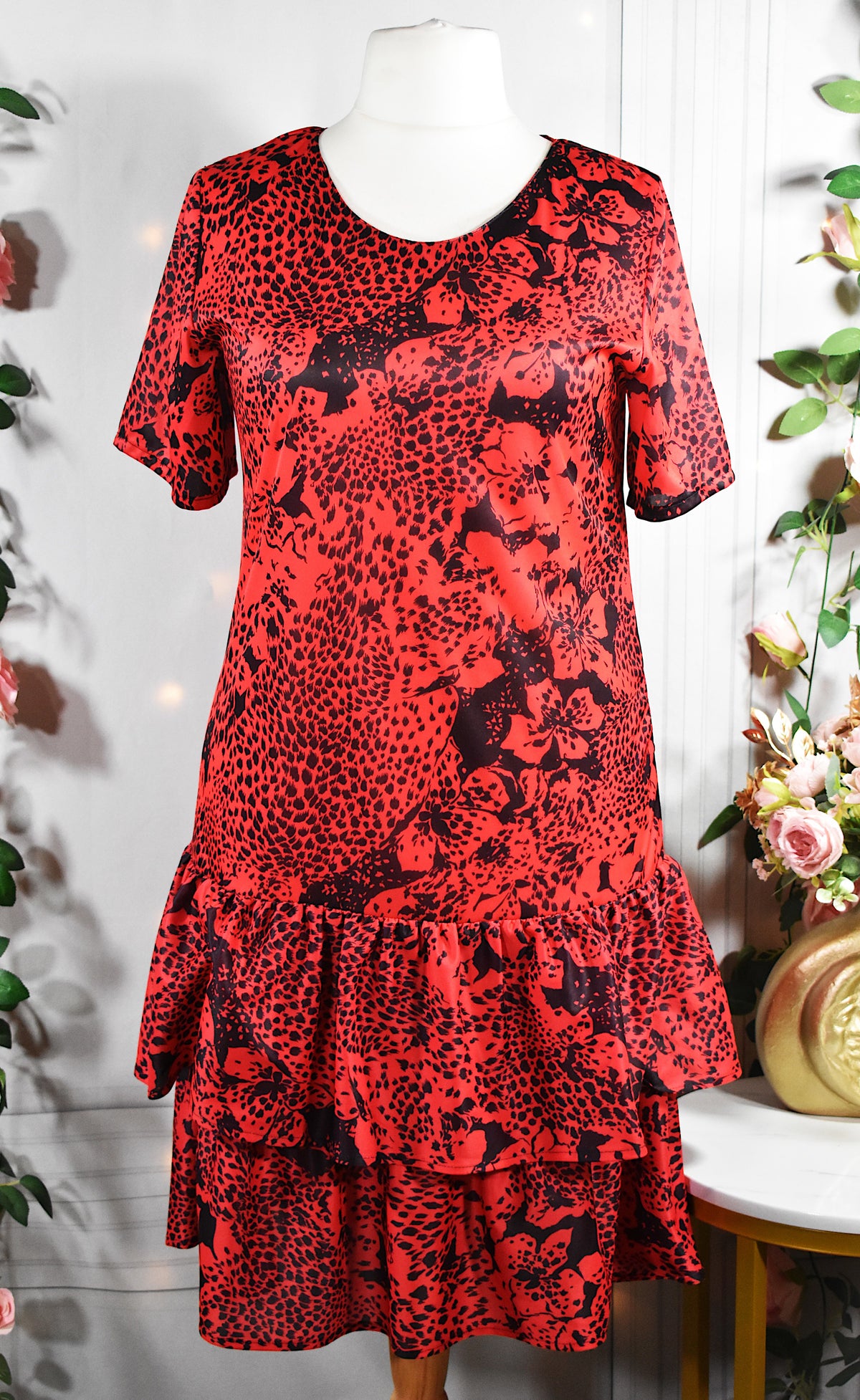 Robe rouge aux motifs floraux noirs