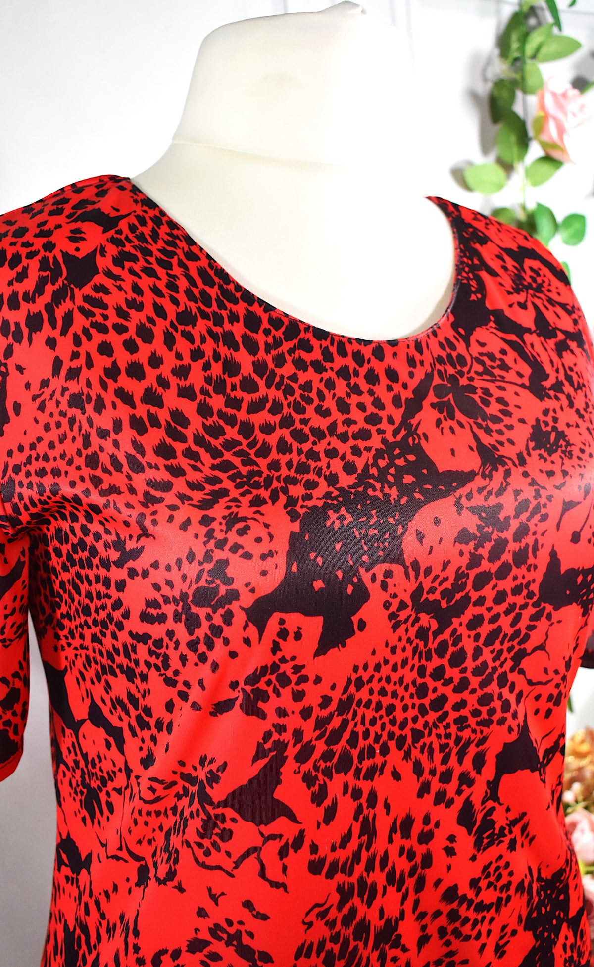 Robe rouge aux motifs floraux noirs