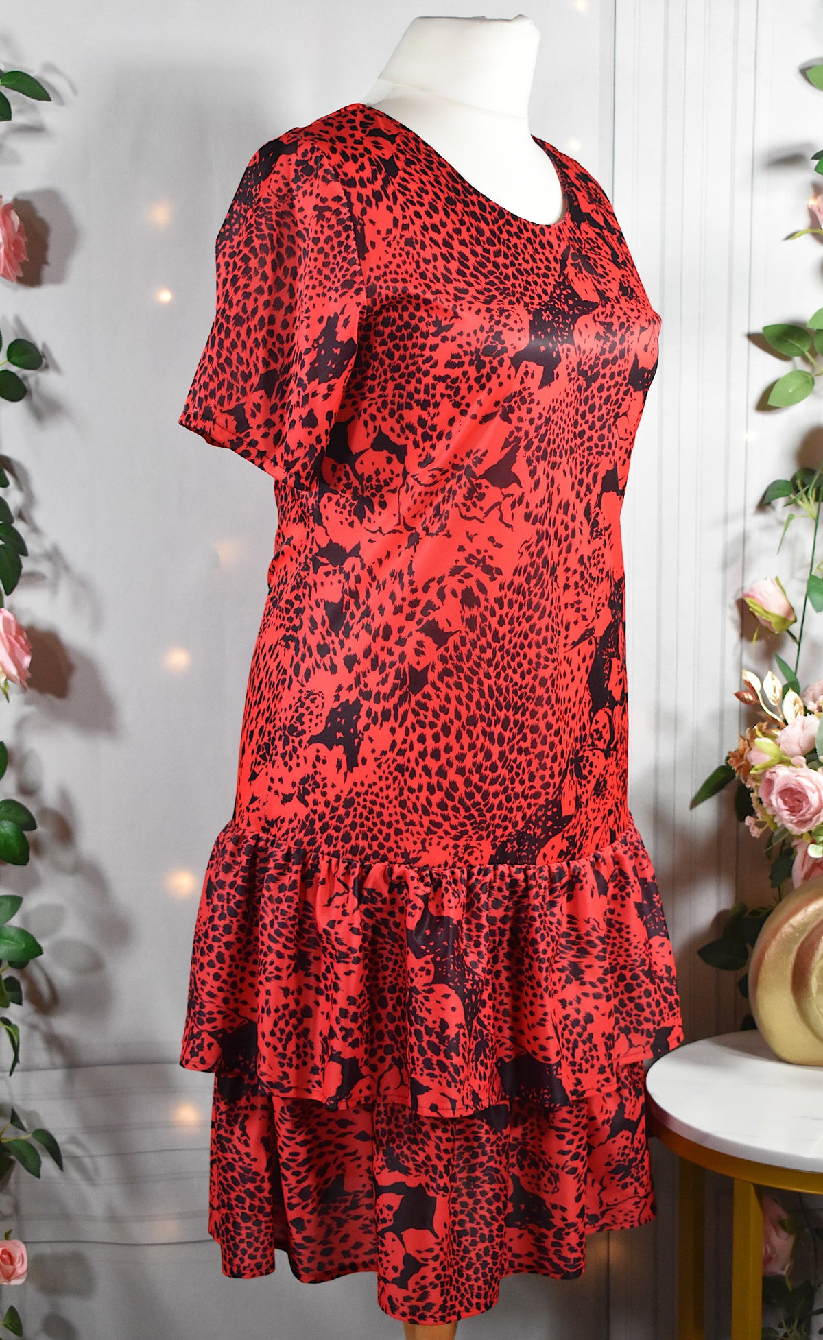 Robe rouge aux motifs floraux noirs