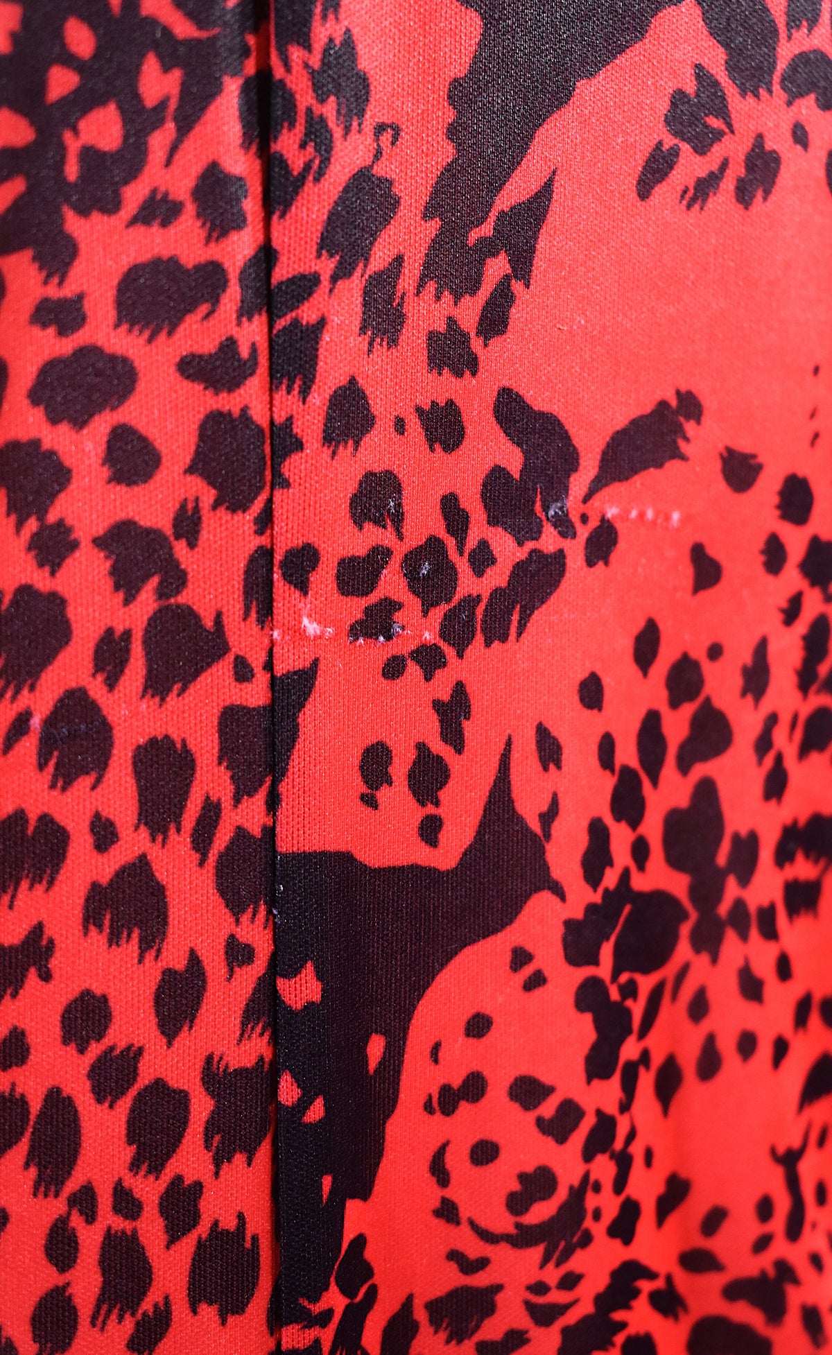Robe rouge aux motifs floraux noirs