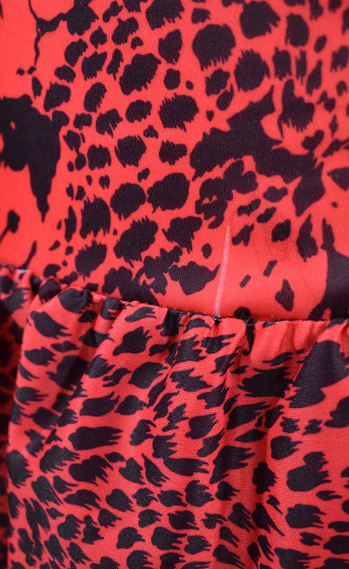 Robe rouge aux motifs floraux noirs