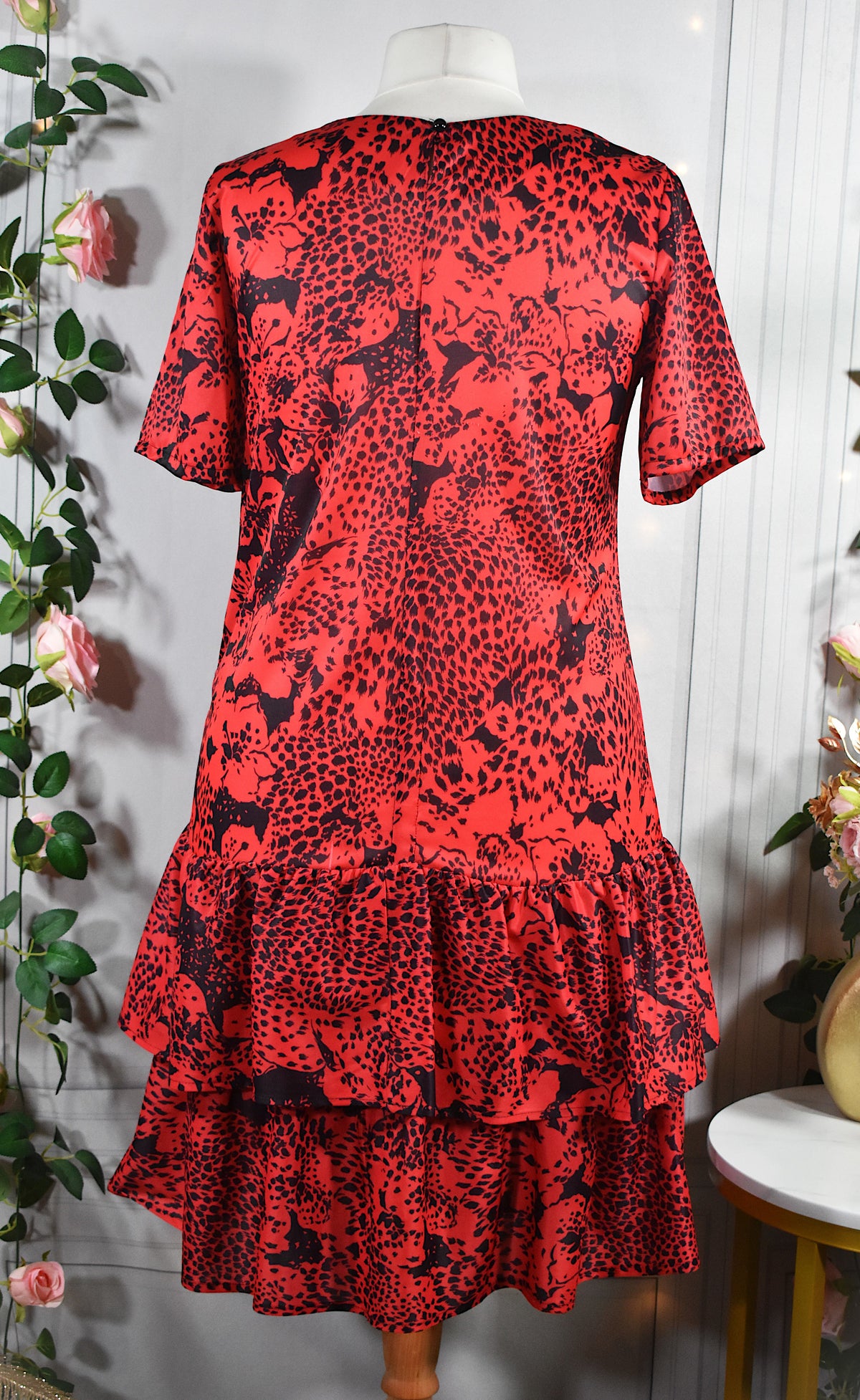 Robe rouge aux motifs floraux noirs