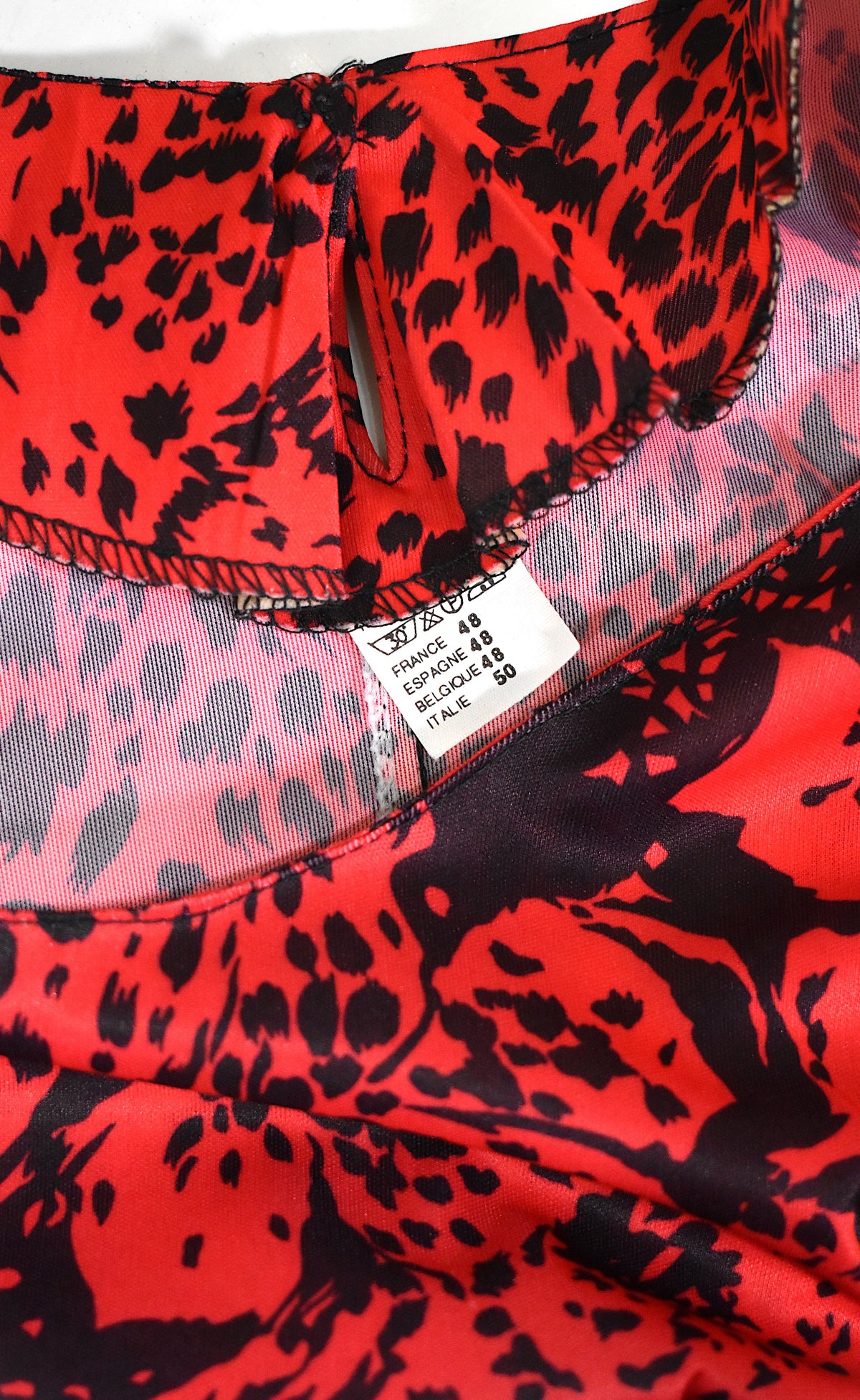 Robe rouge aux motifs floraux noirs