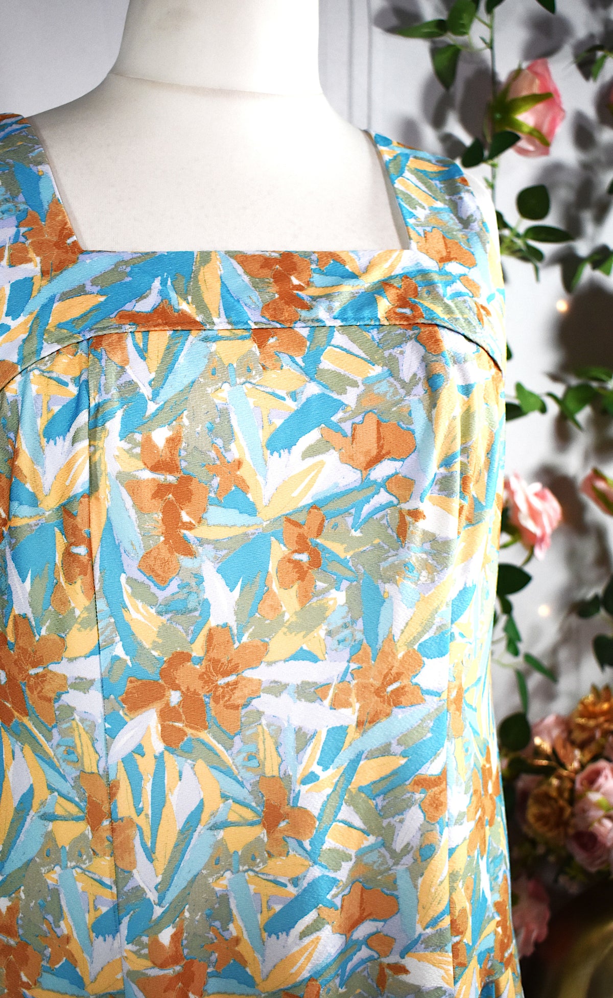 Robe plissée aux motifs floraux bleu & beige