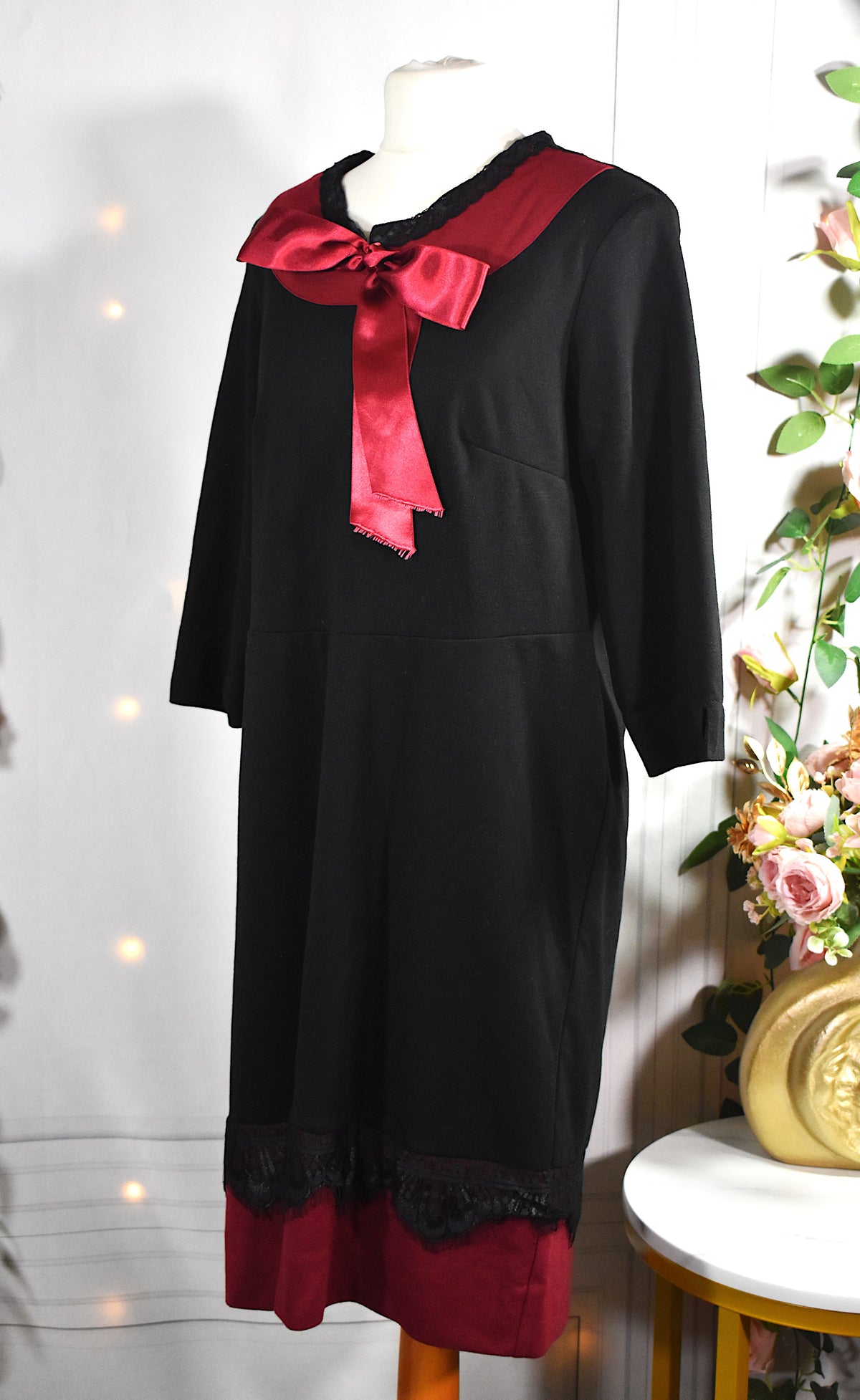 Robe noire avec rubans rouges