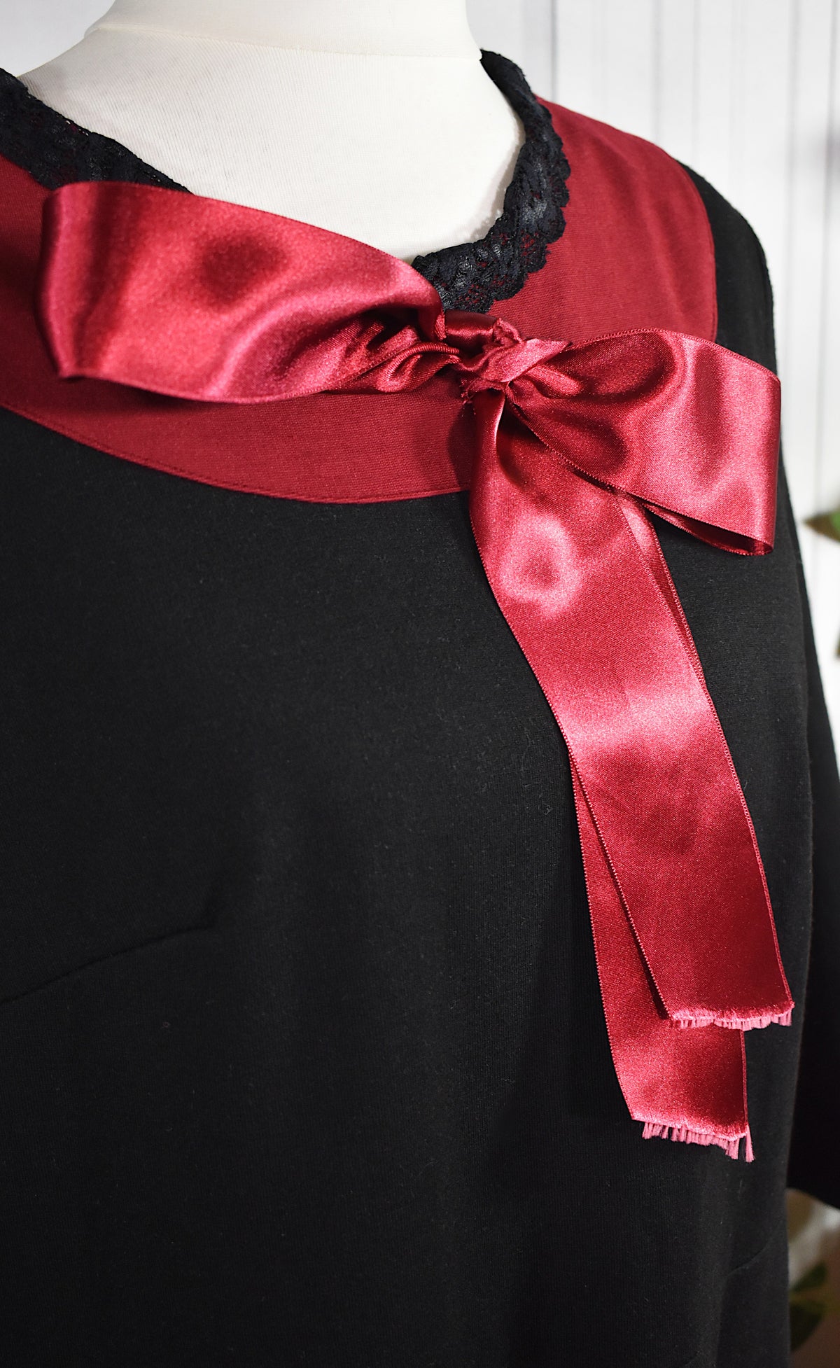 Robe noire avec rubans rouges