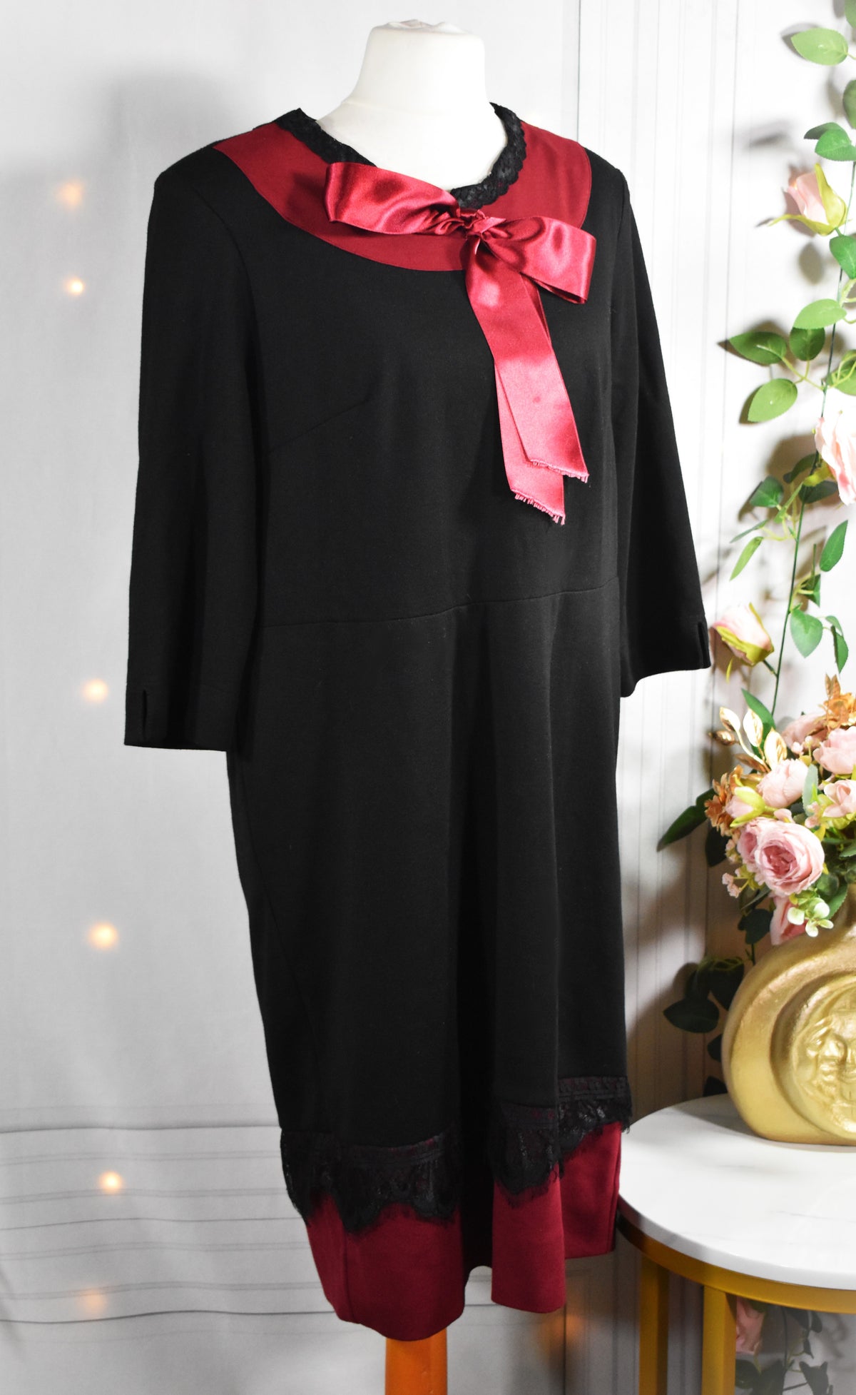 Robe noire avec rubans rouges