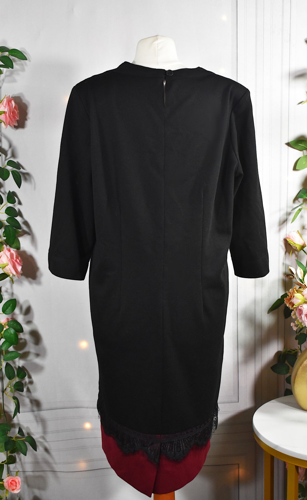 Robe noire avec rubans rouges