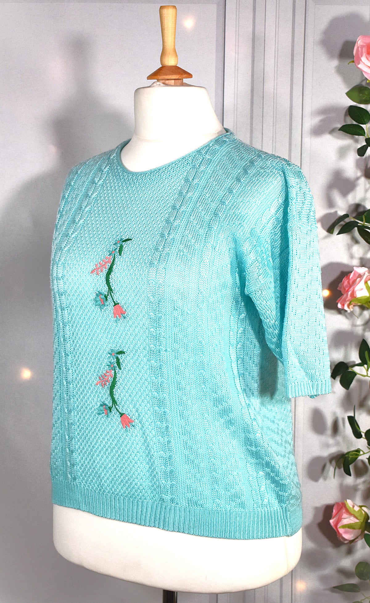 Pull manches courtes turquoise brodé