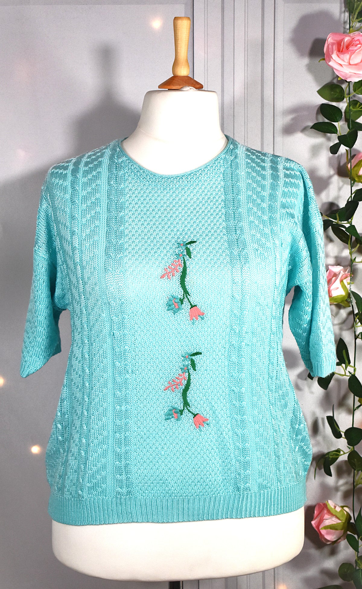 Pull manches courtes turquoise brodé