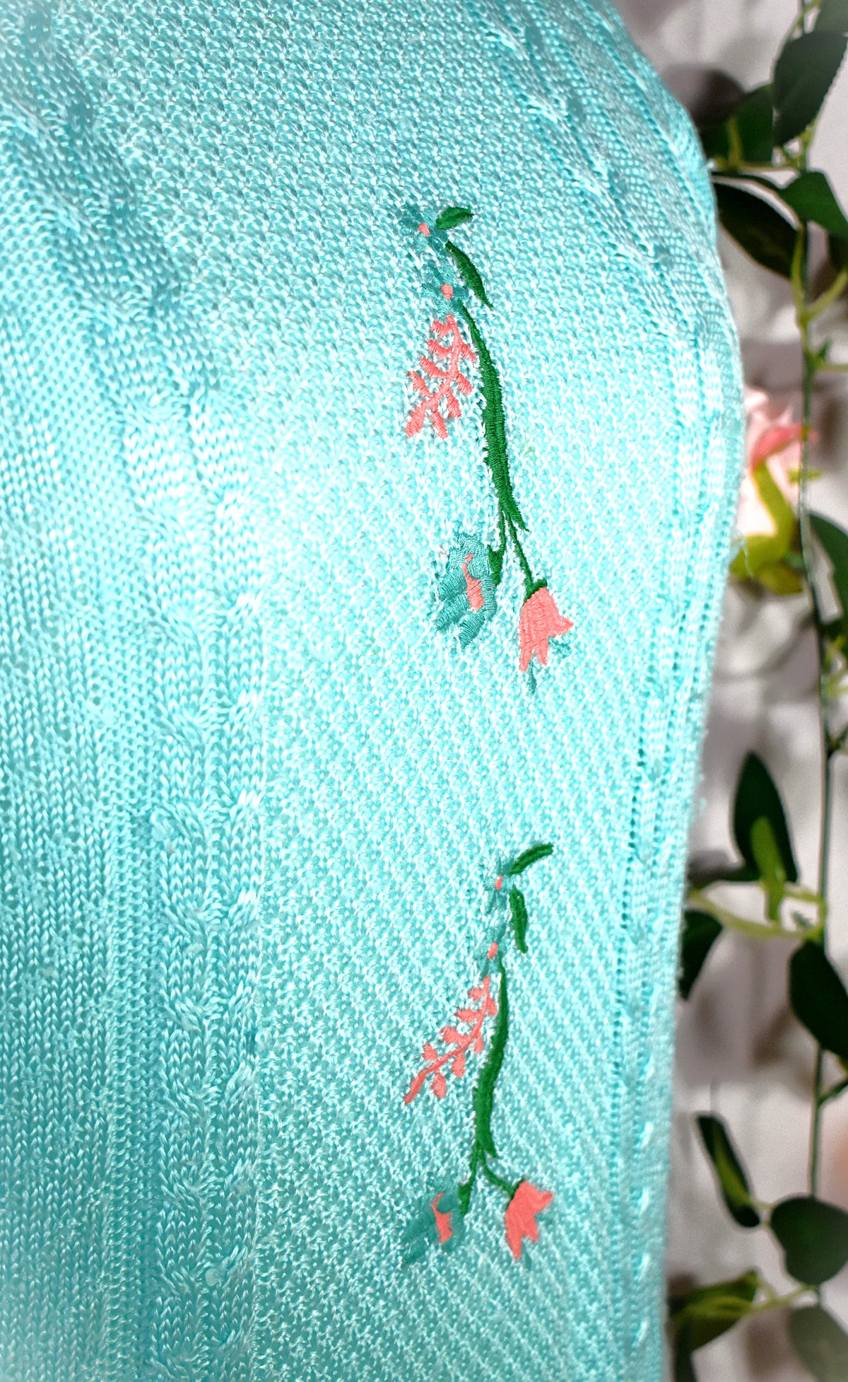 Pull manches courtes turquoise brodé