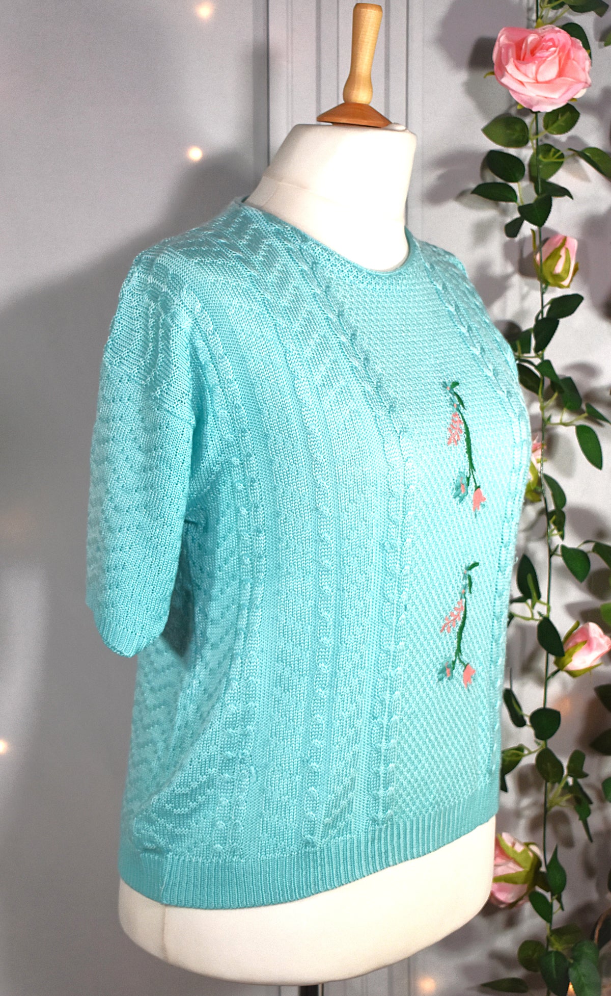 Pull manches courtes turquoise brodé