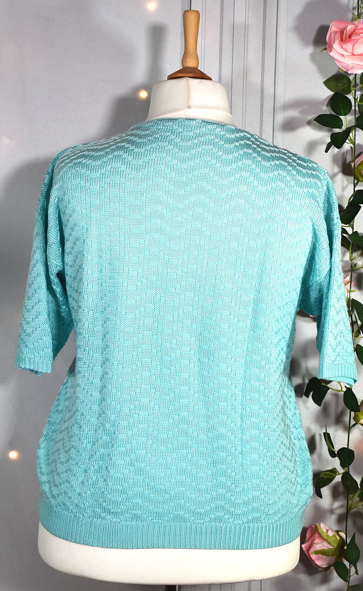 Pull manches courtes turquoise brodé