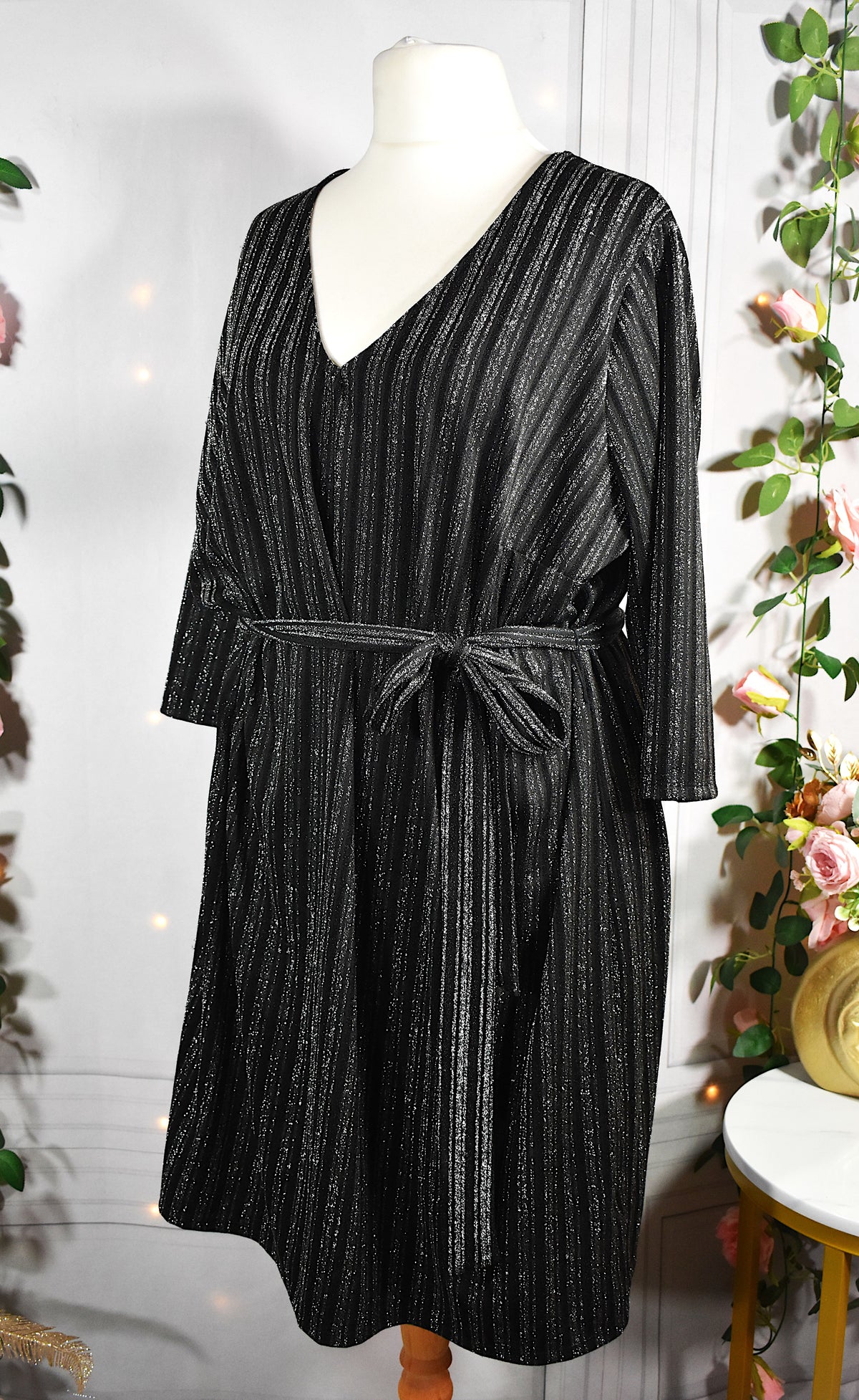 Robe noire aux rayures argentées