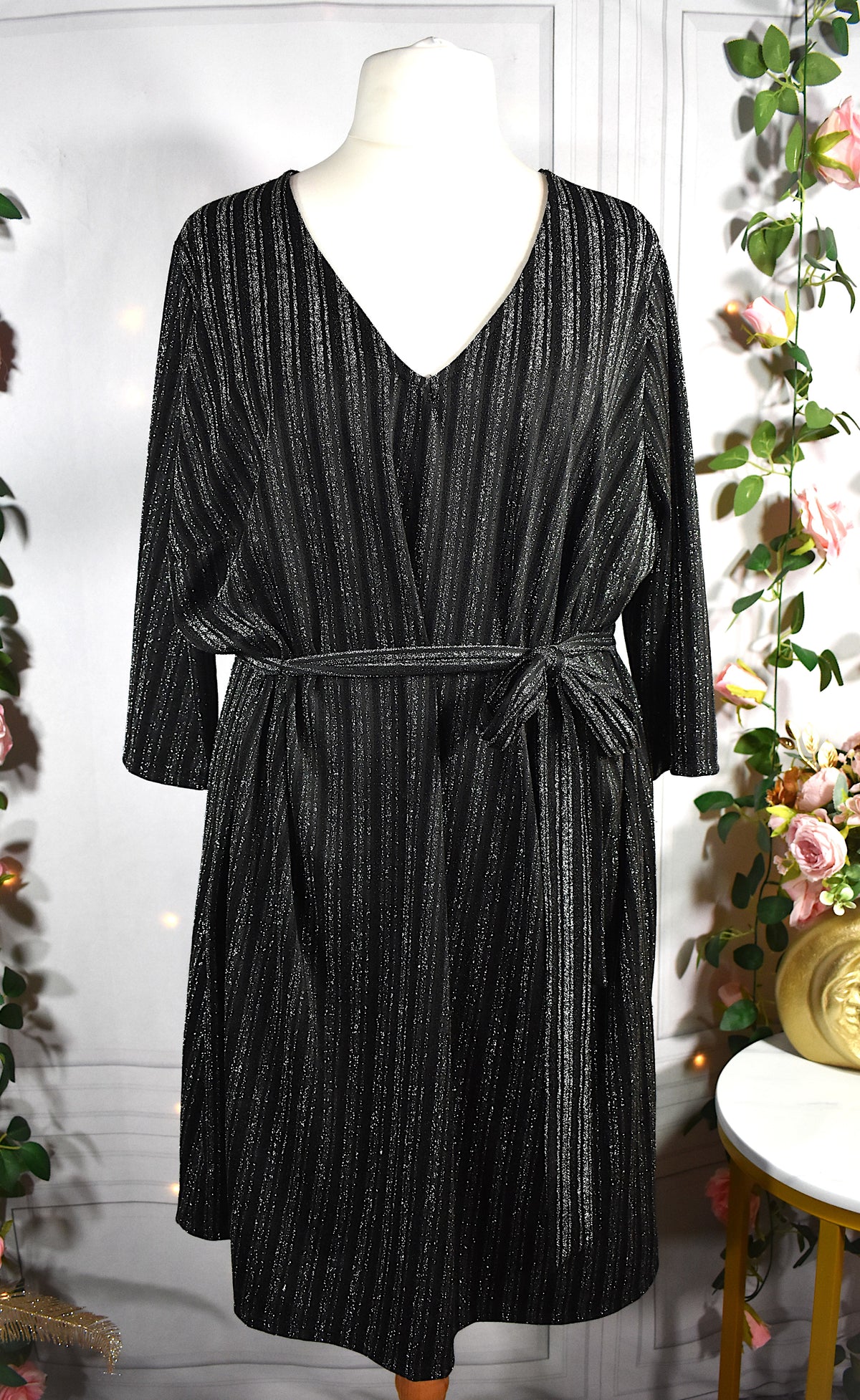 Robe noire aux rayures argentées