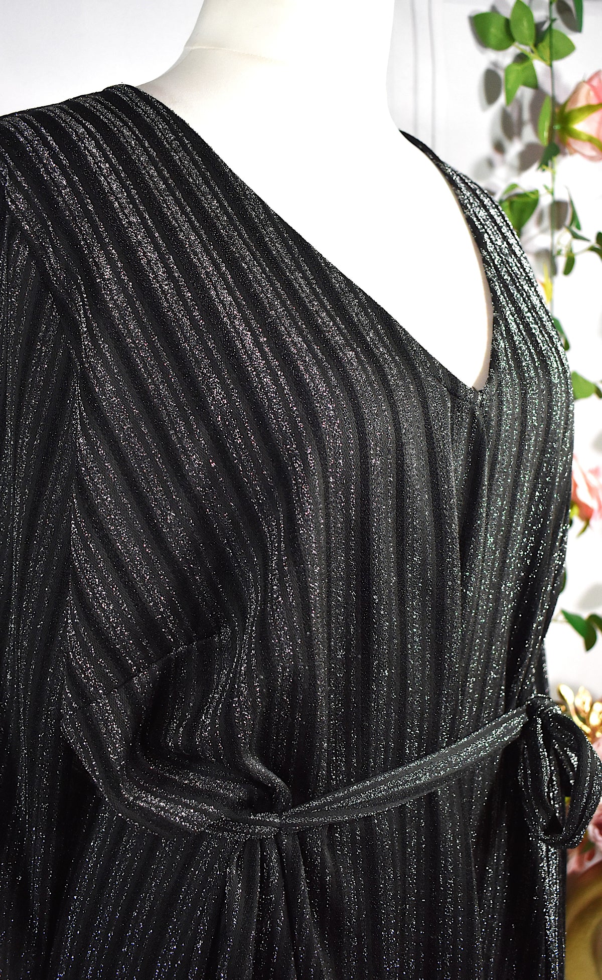 Robe noire aux rayures argentées