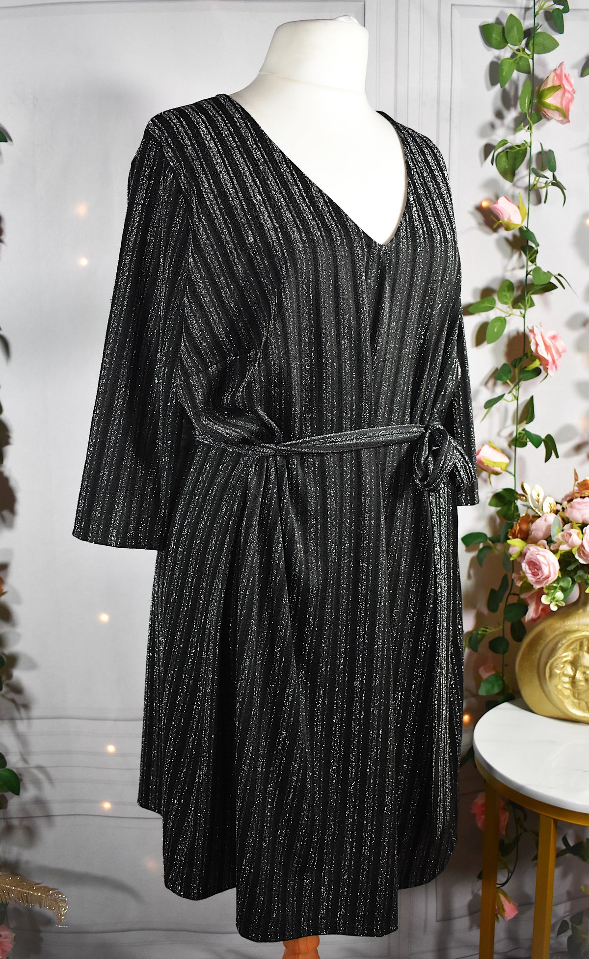Robe noire aux rayures argentées