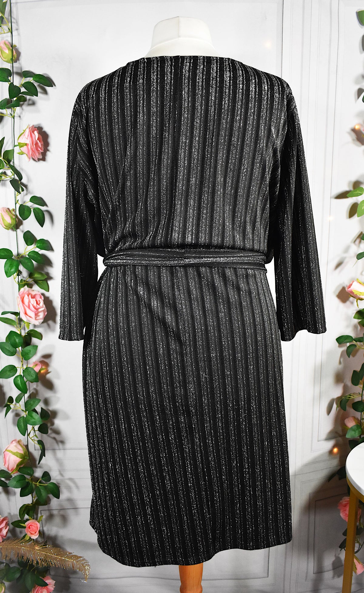 Robe noire aux rayures argentées