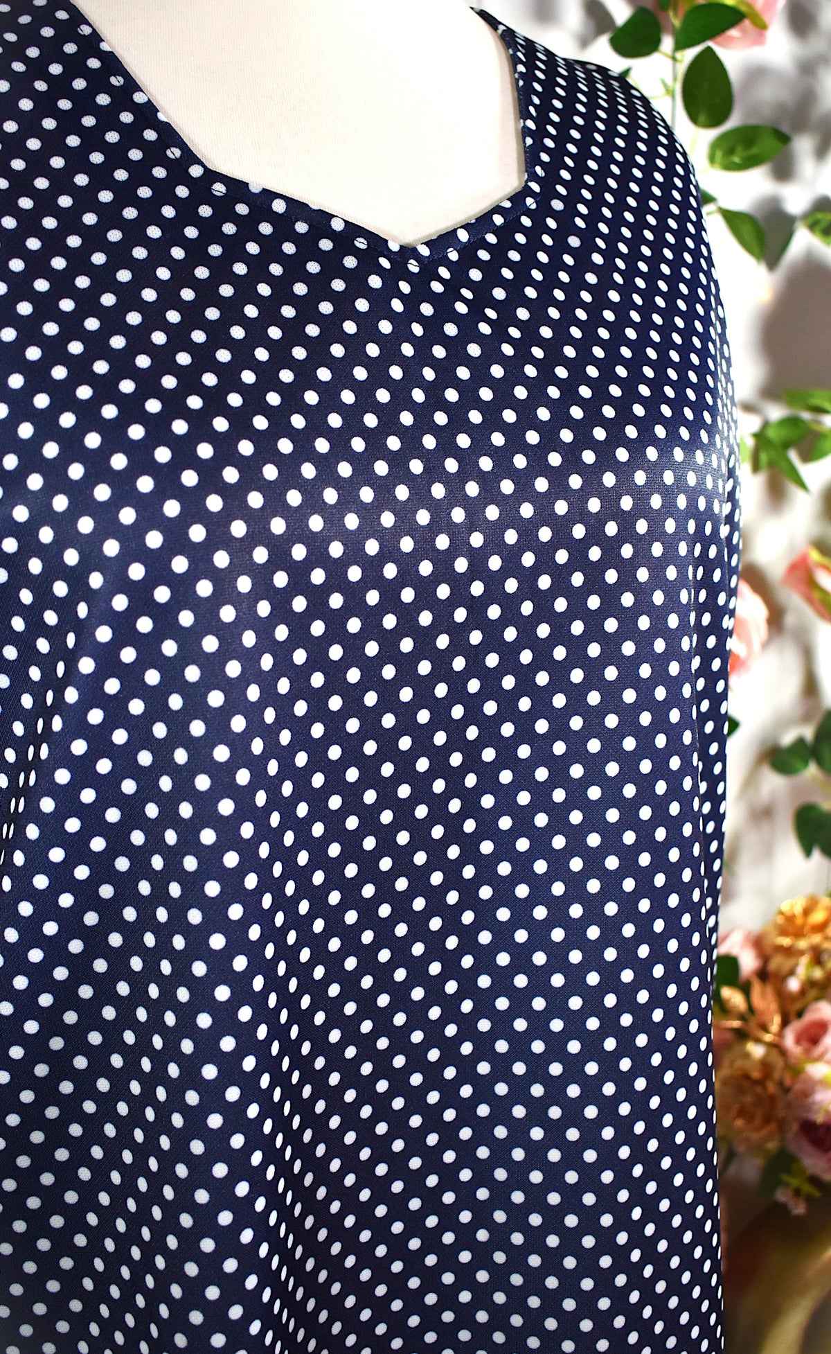 Robe mi-longue bleue polka dot blanc