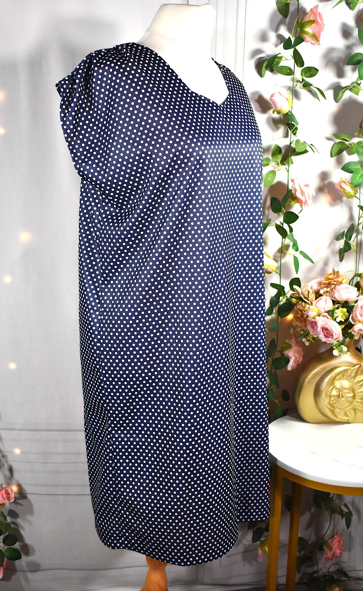 Robe mi-longue bleue polka dot blanc