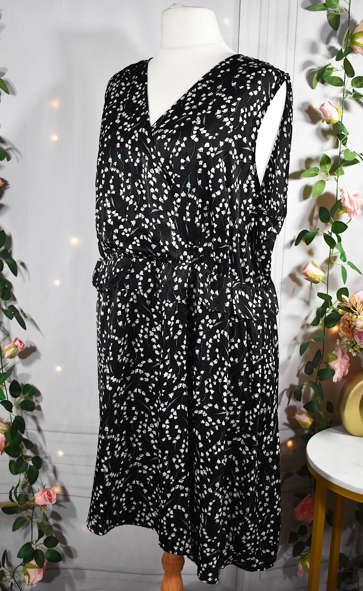 Robe noire & fleurs clochettes blanches