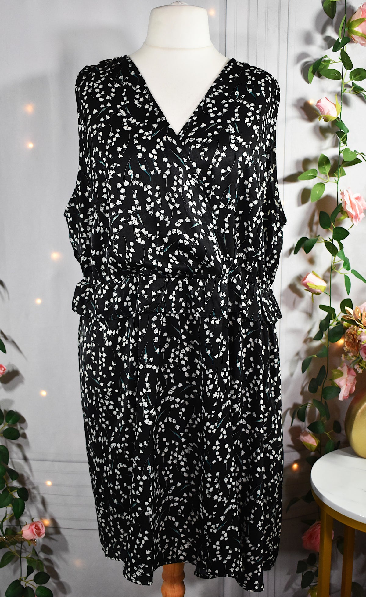 Robe noire & fleurs clochettes blanches