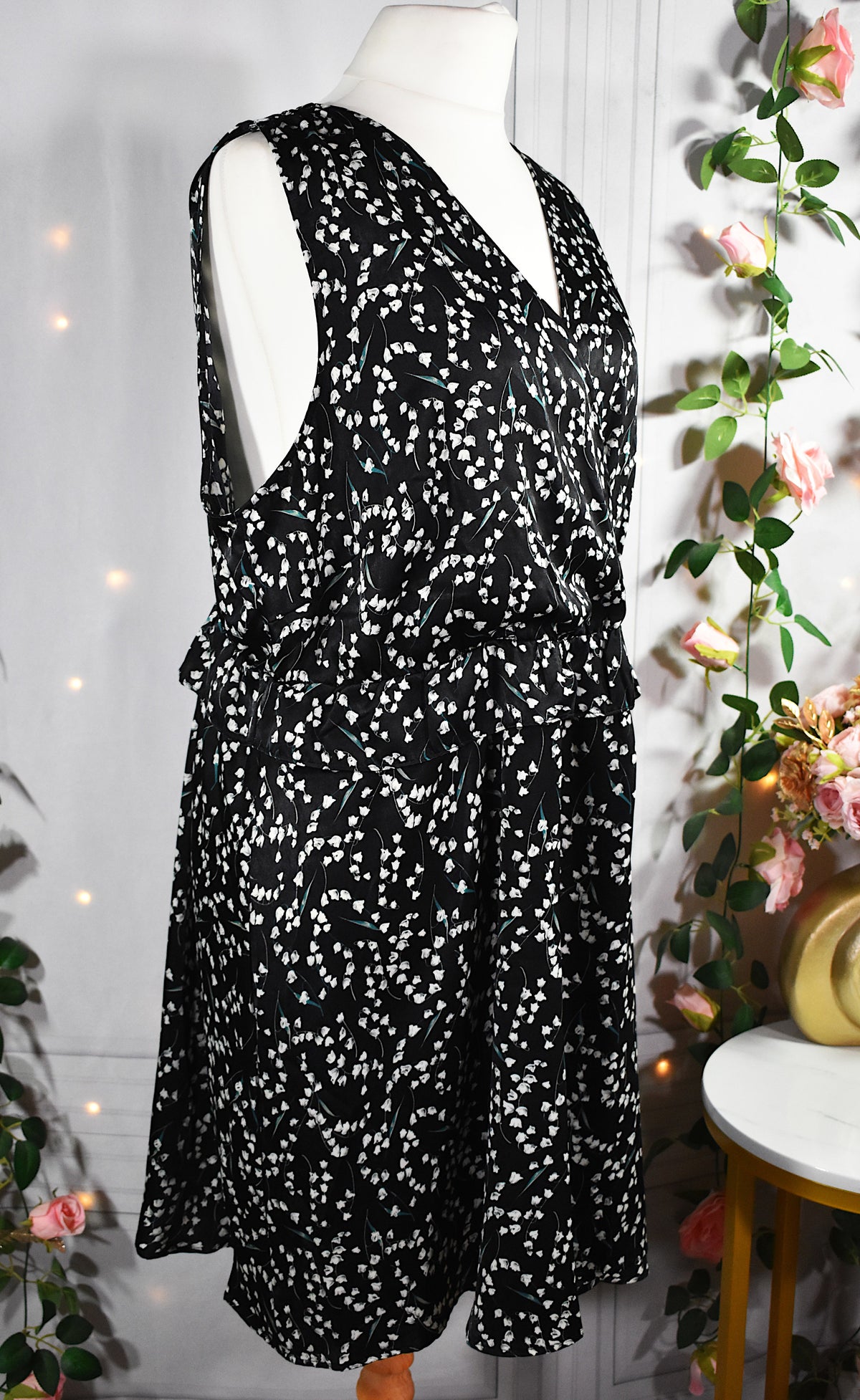 Robe noire & fleurs clochettes blanches