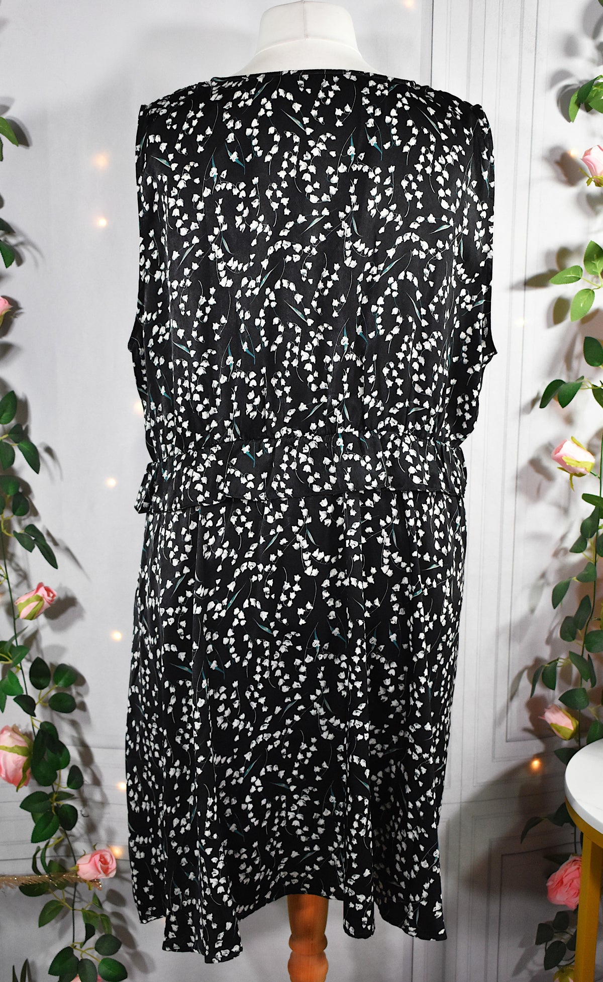 Robe noire & fleurs clochettes blanches