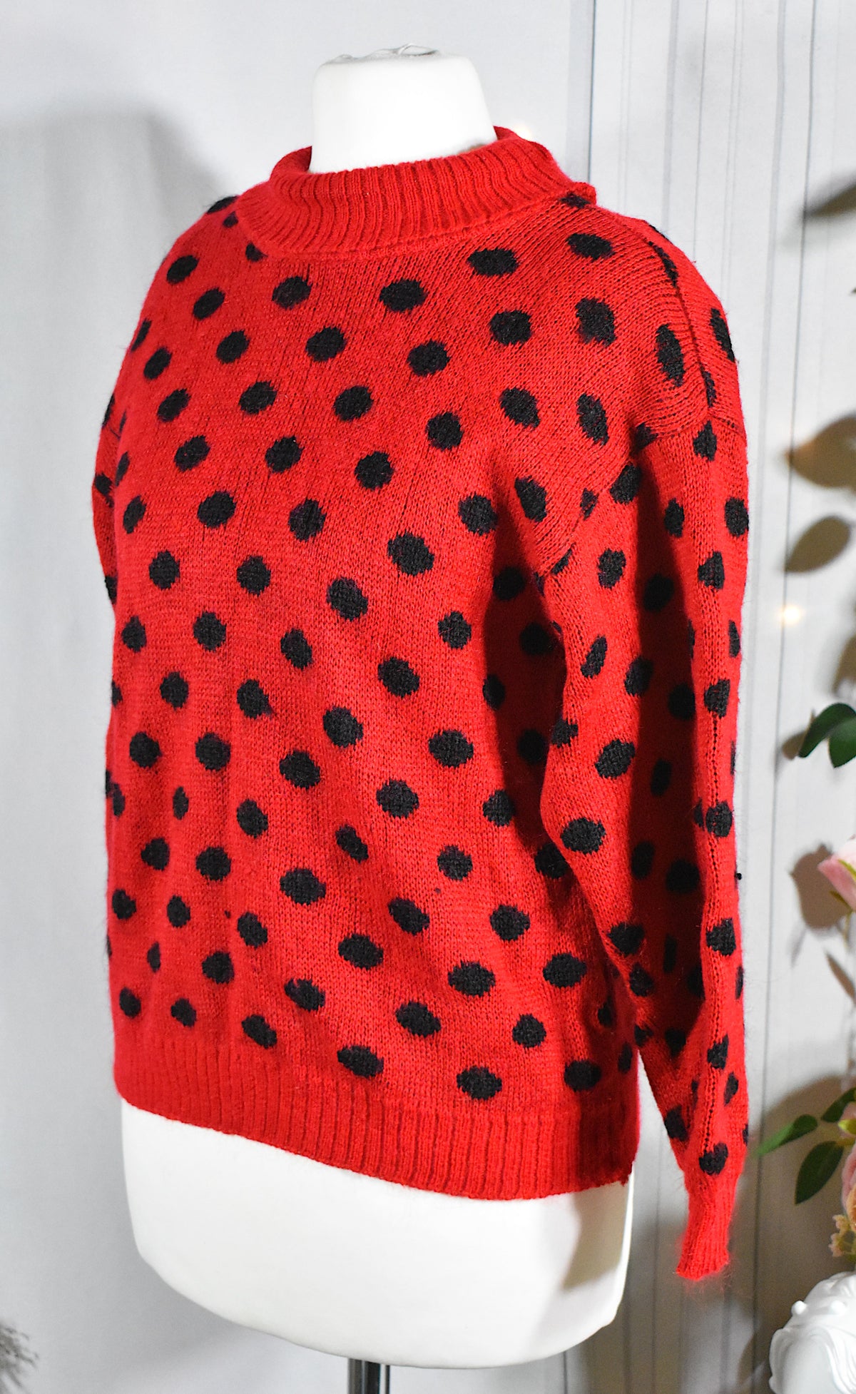 Pull rouge à pois noirs