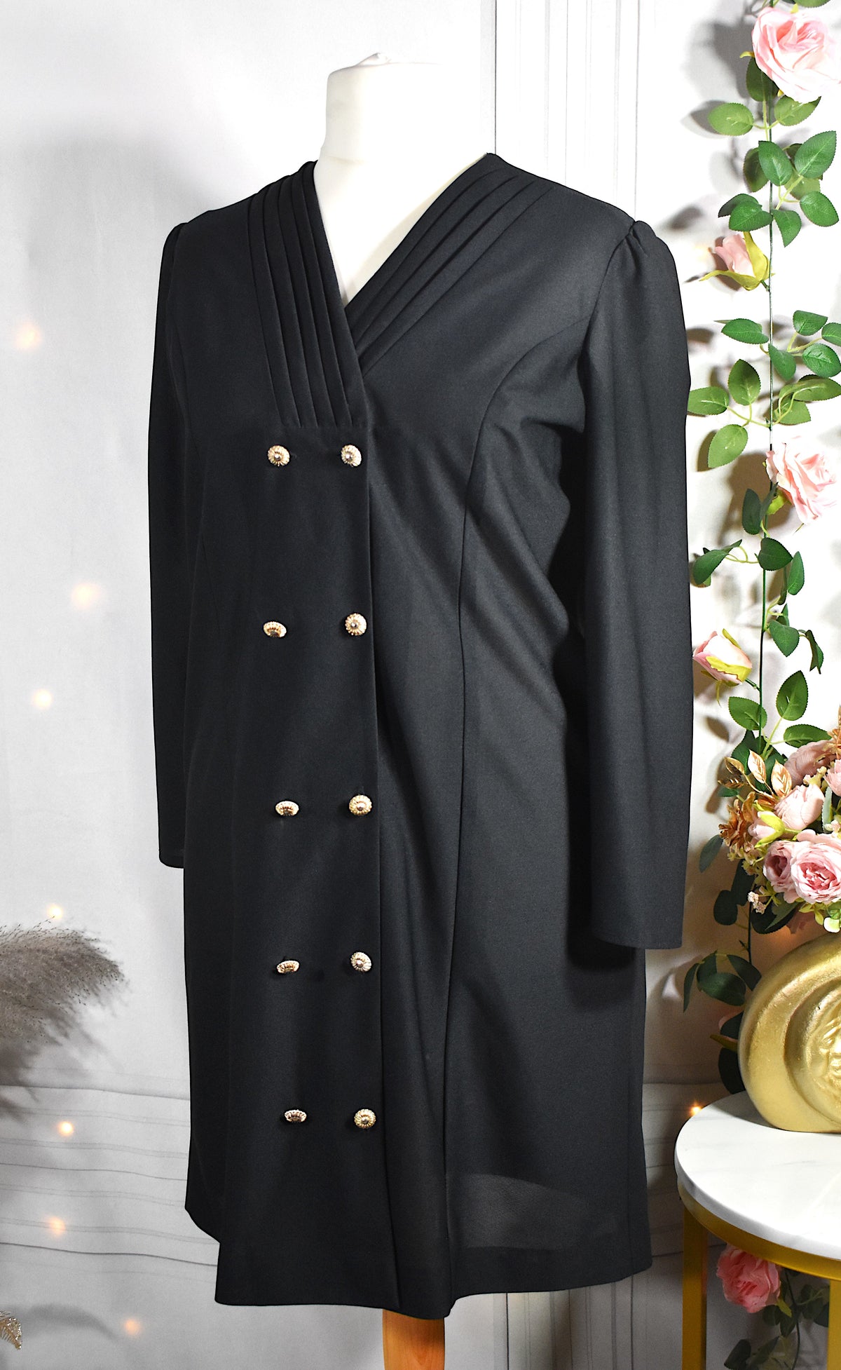Robe noire aux boutons dorés