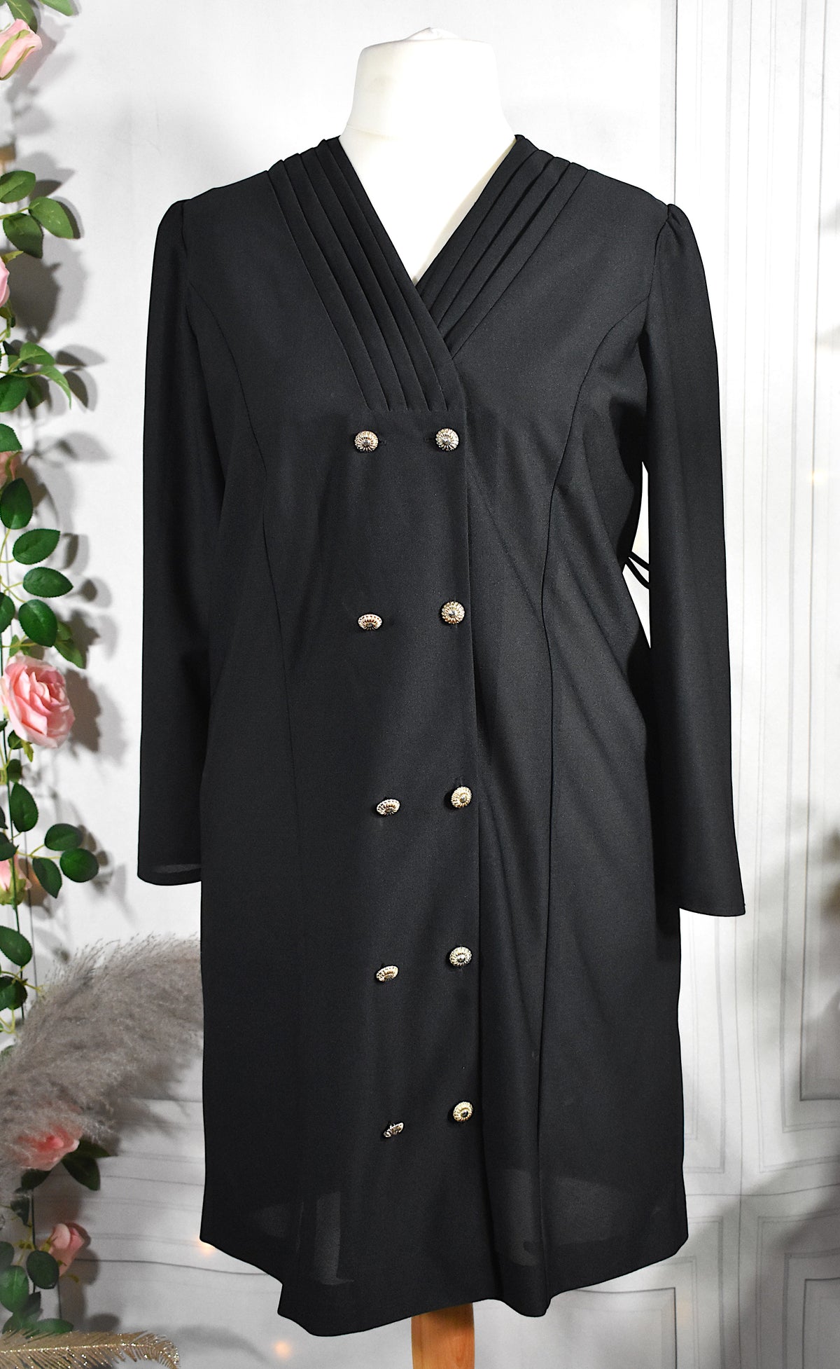 Robe noire aux boutons dorés