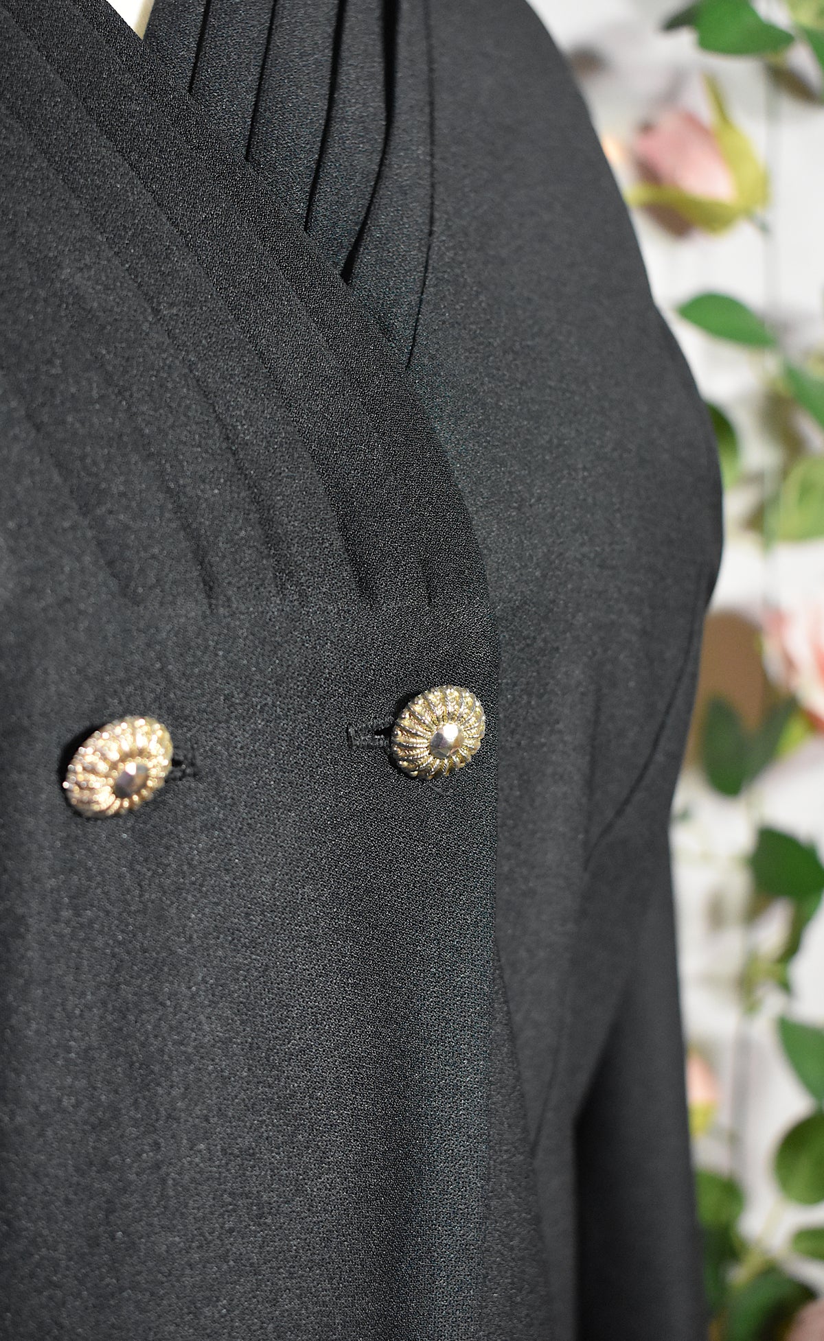 Robe noire aux boutons dorés