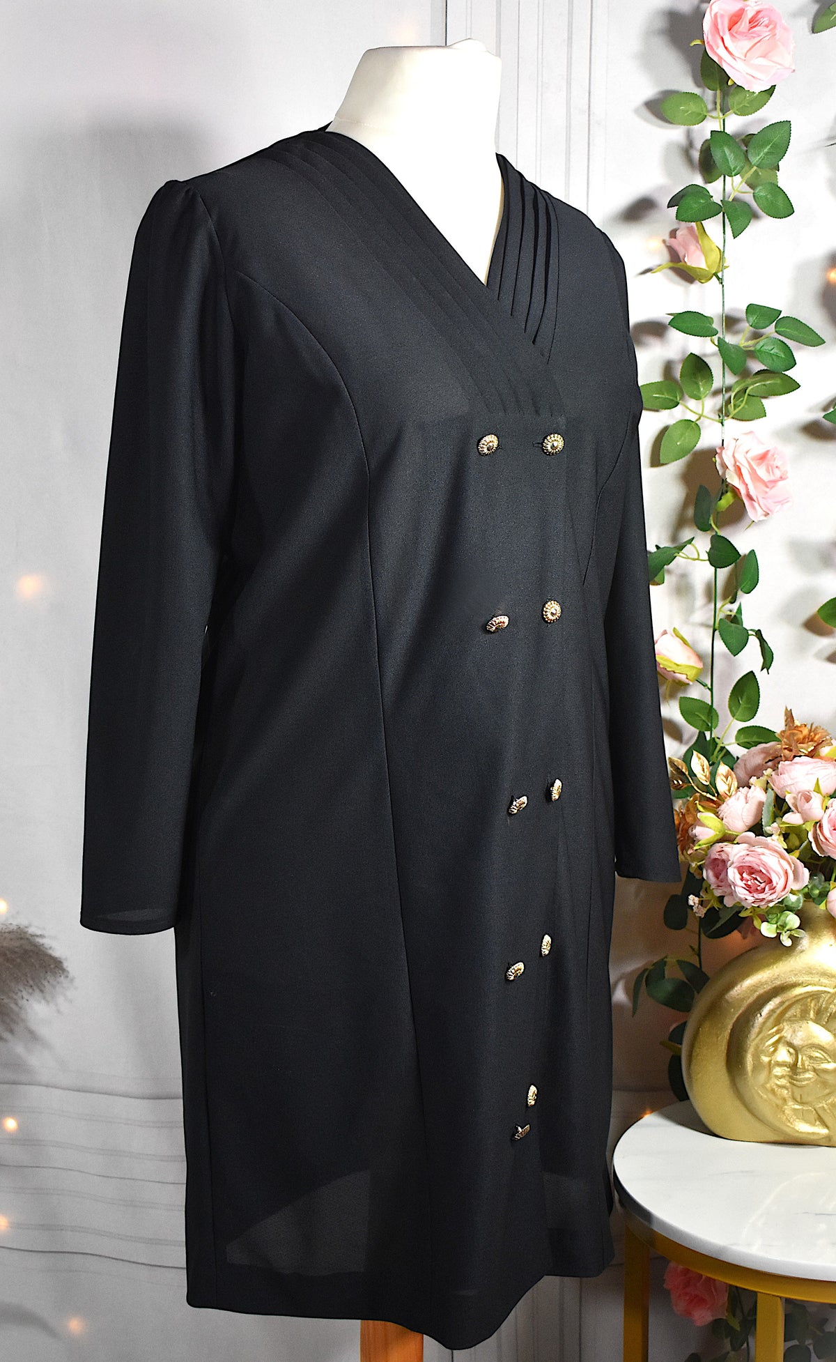 Robe noire aux boutons dorés