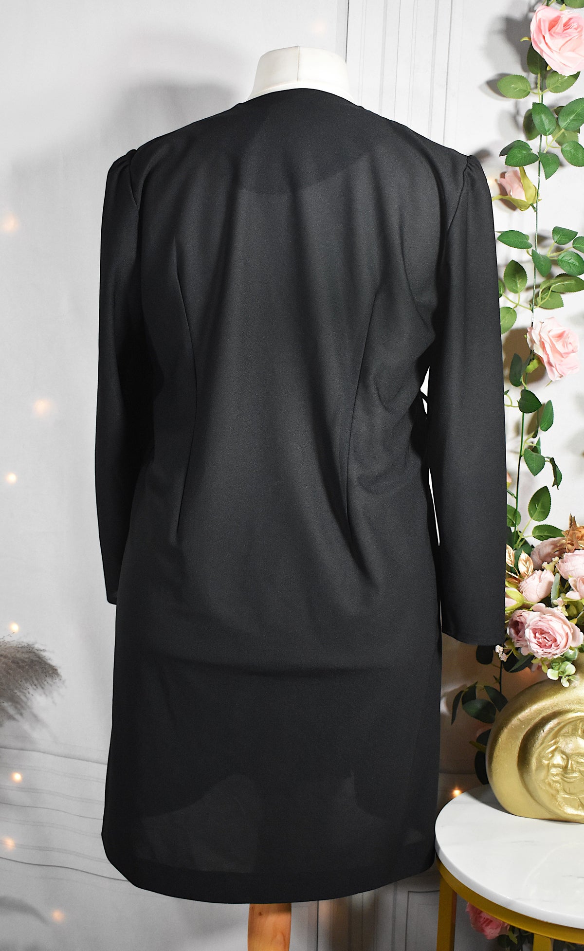 Robe noire aux boutons dorés