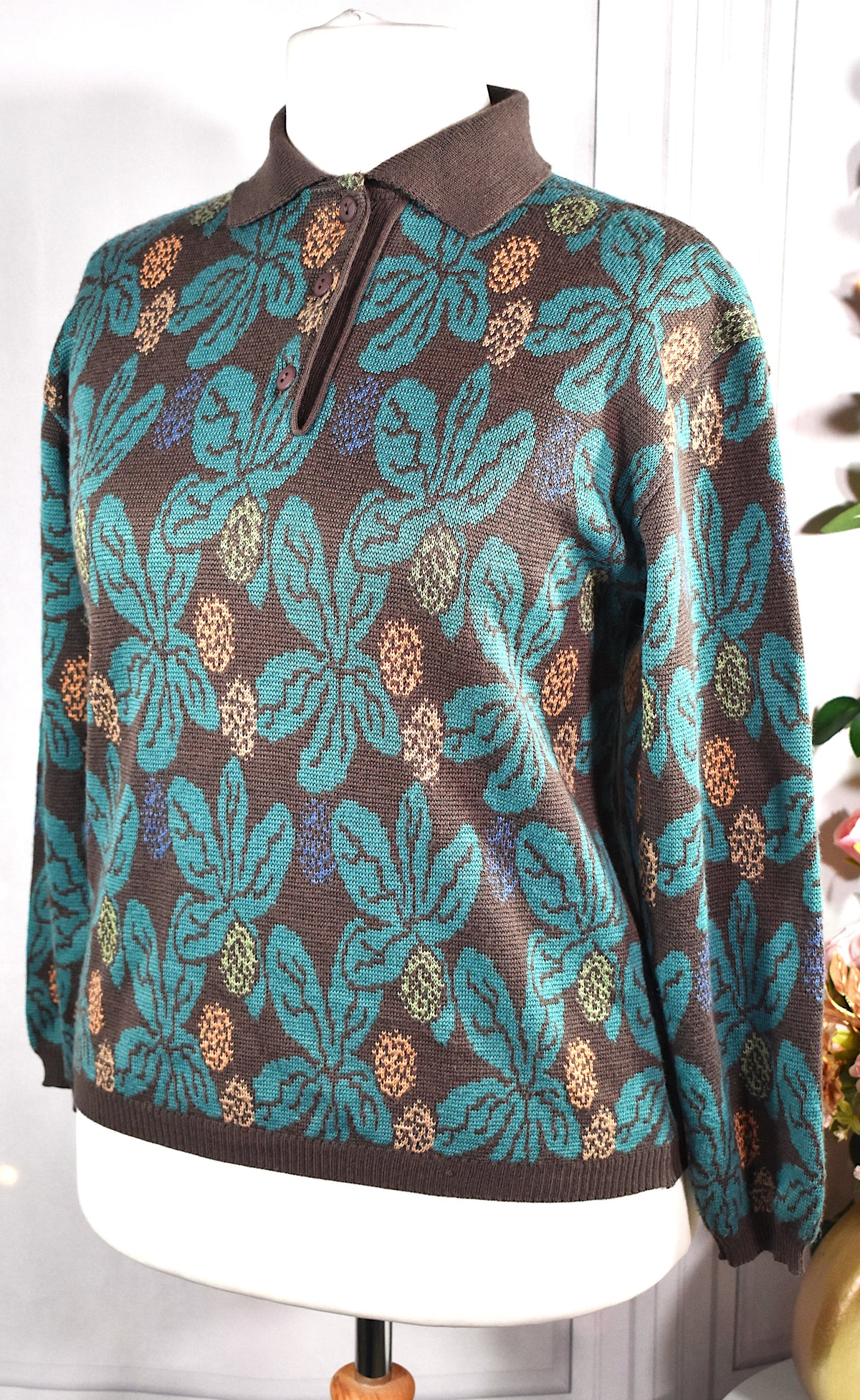 Pull laine mérinos taupe & fleurs bleues