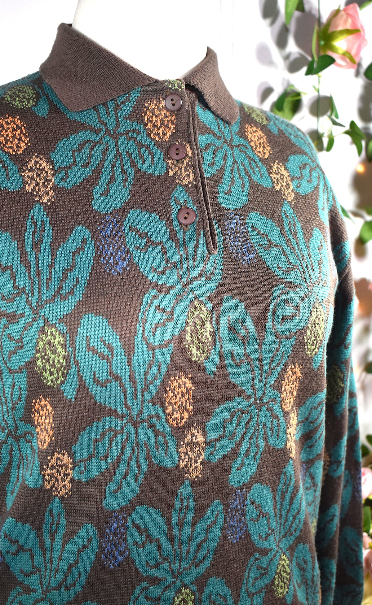 Pull laine mérinos taupe & fleurs bleues